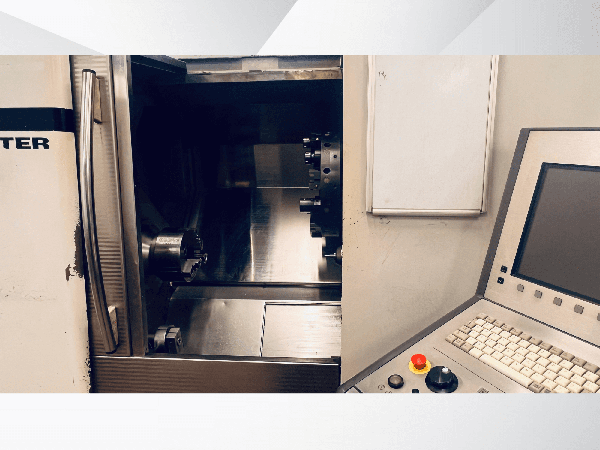 Açık hazneyi ve klavyeli ve acil durdurma düğmeli kontrol panelini gösteren CNC makinesi ön görünümü.