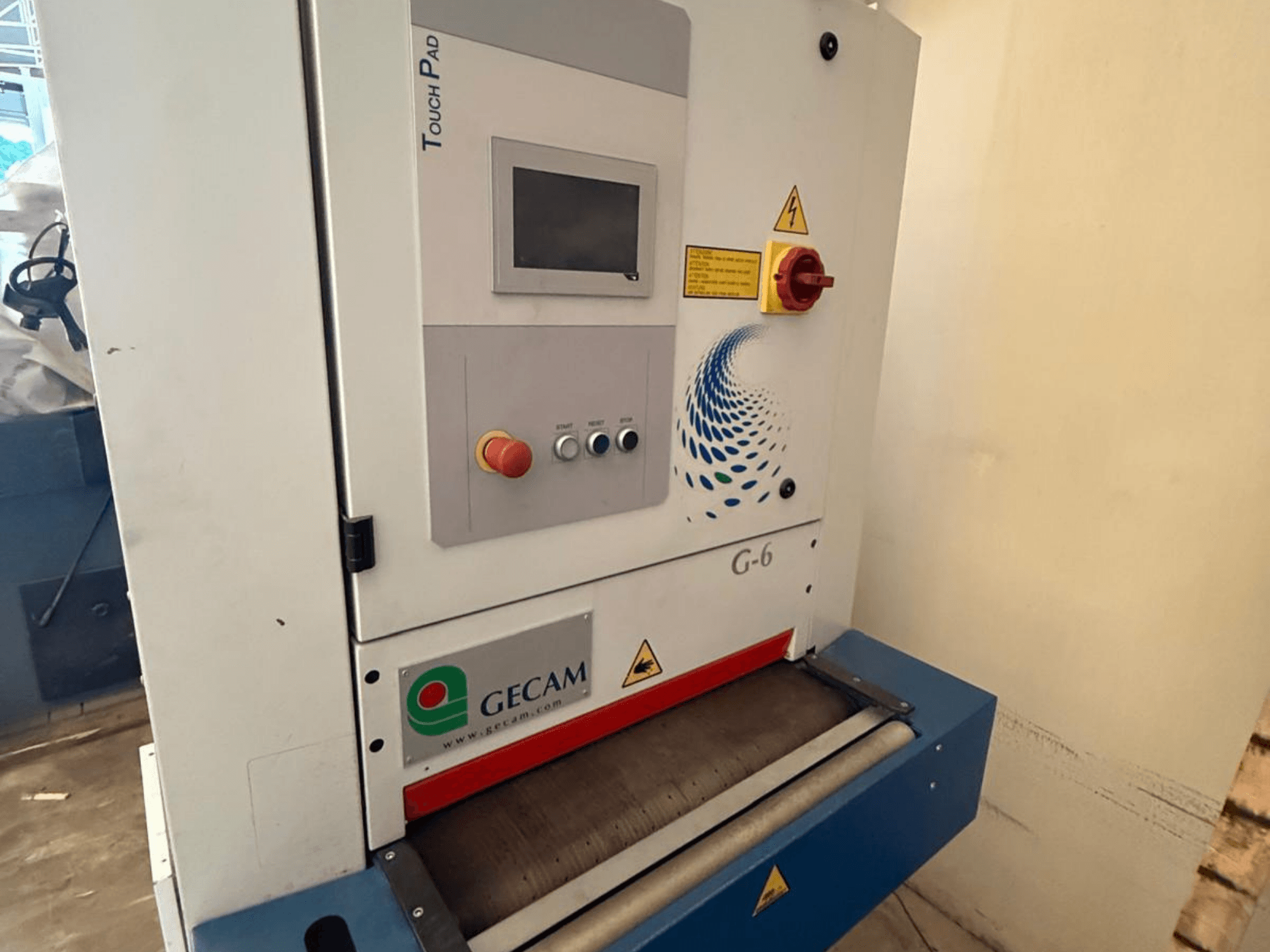 GECAM G6 RBB çapak alma makinesinin önden görünümü; yan tarafında dokunmatik kontrol paneli ve gösterge ışıkları bulunmaktadır.