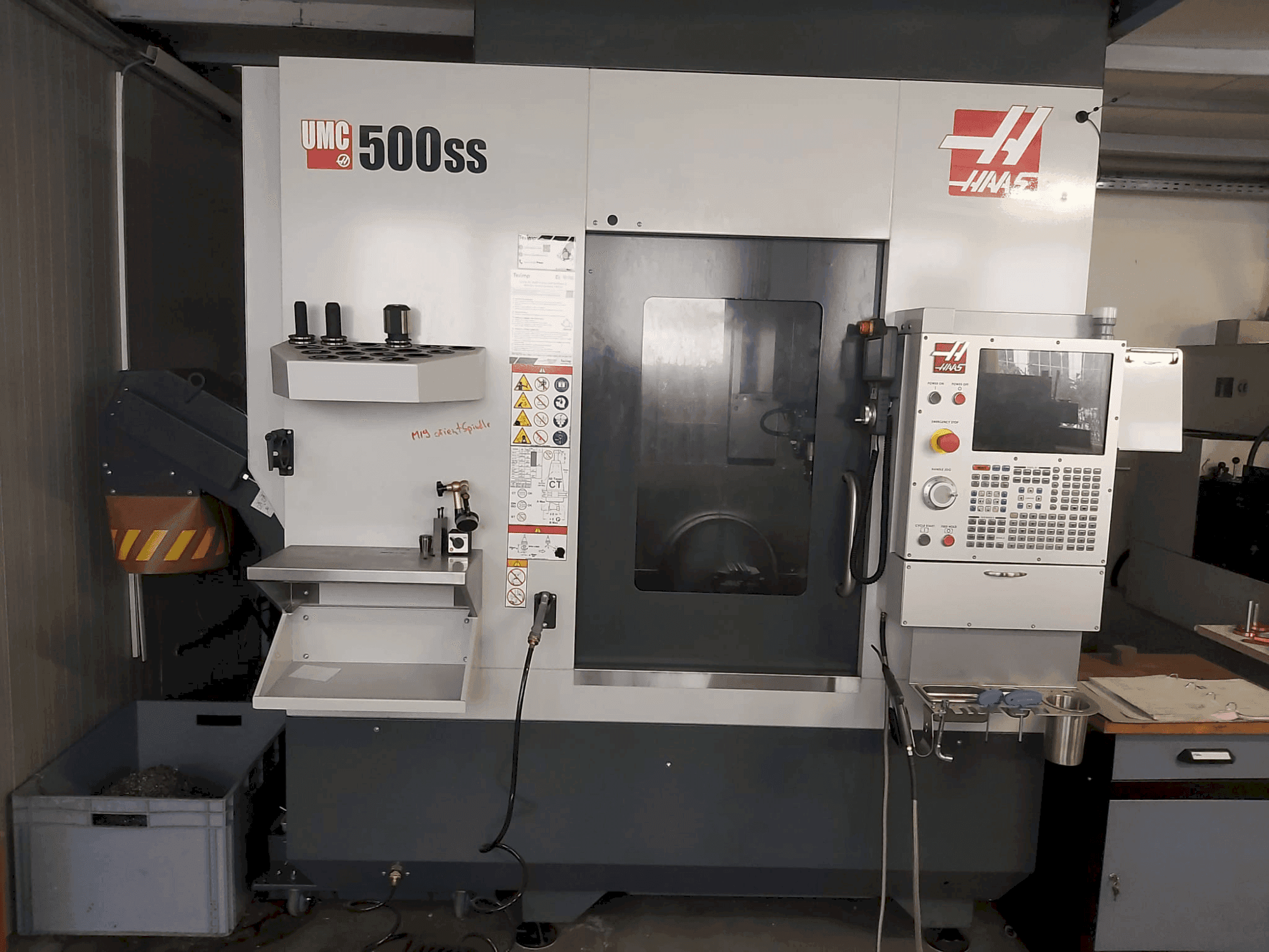 Makine HAAS UMC-500SS - Önden görünüm
