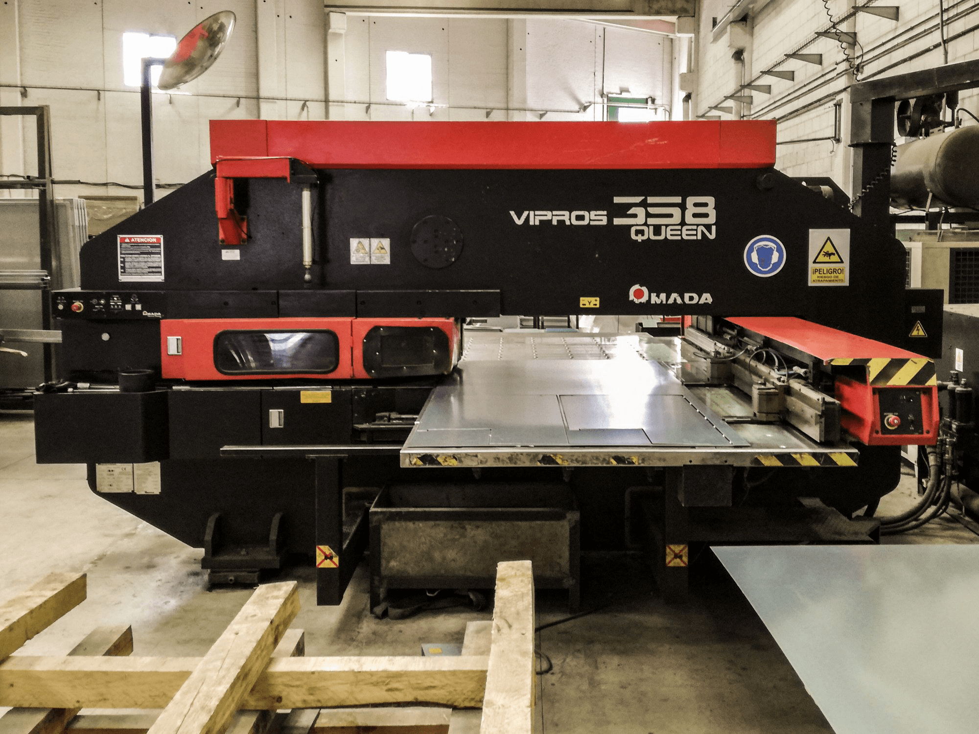 Makine AMADA - Önden görünüm Vipros 358 QUEEN