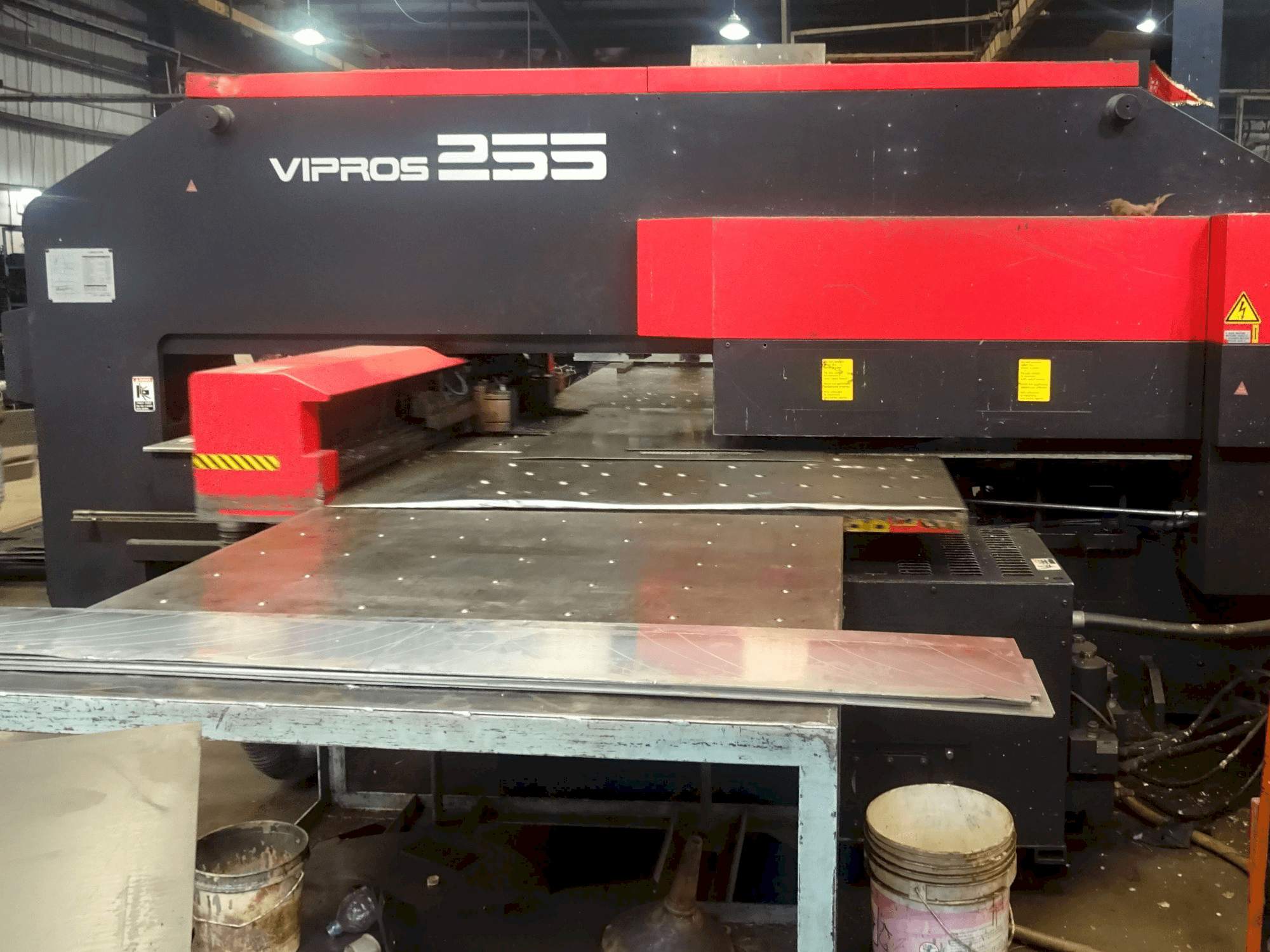 Makine AMADA - Sol taraftaki görüntü Vipros 255
