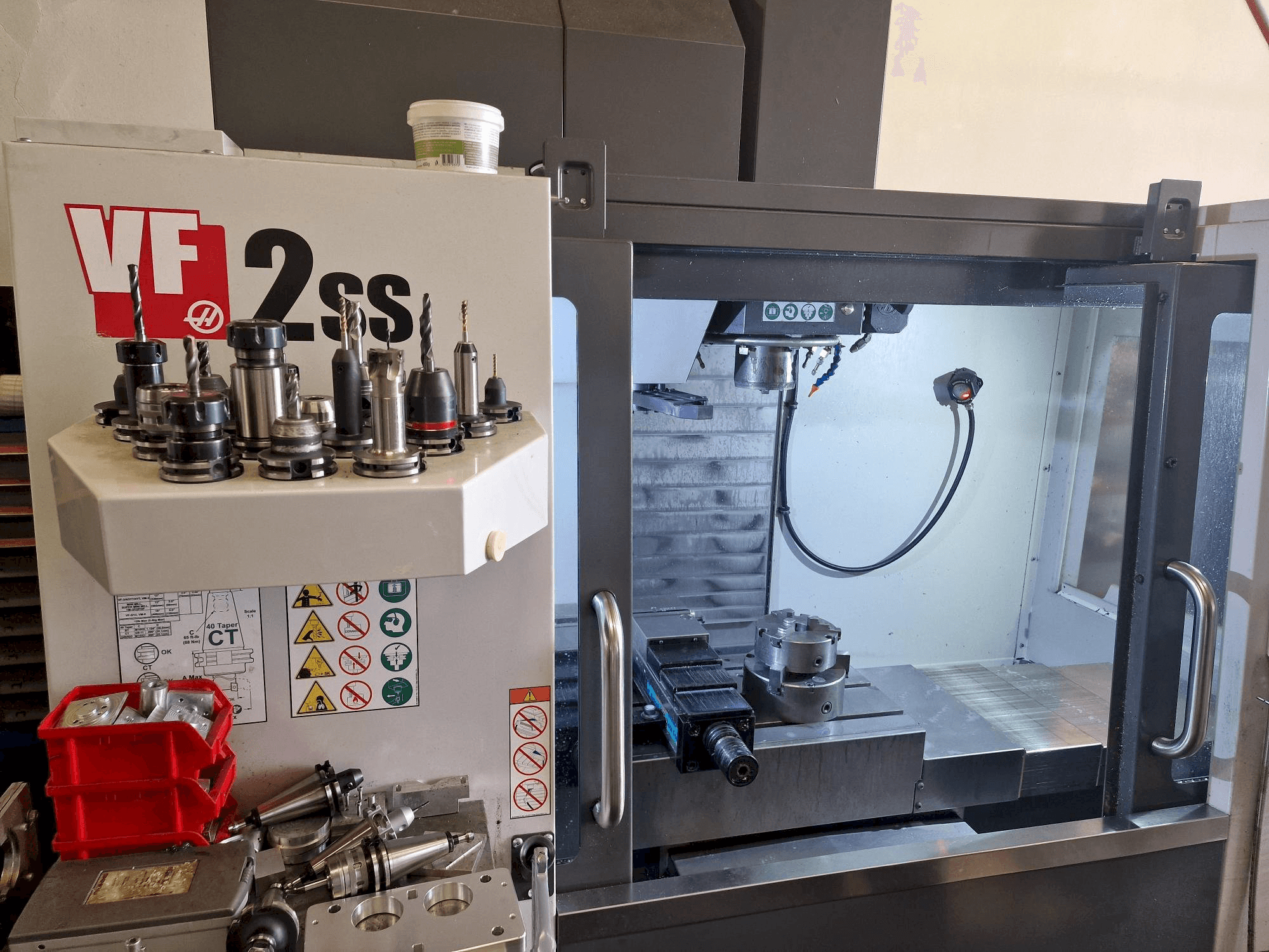 Makine HAAS VF-2SS - Önden görünüm