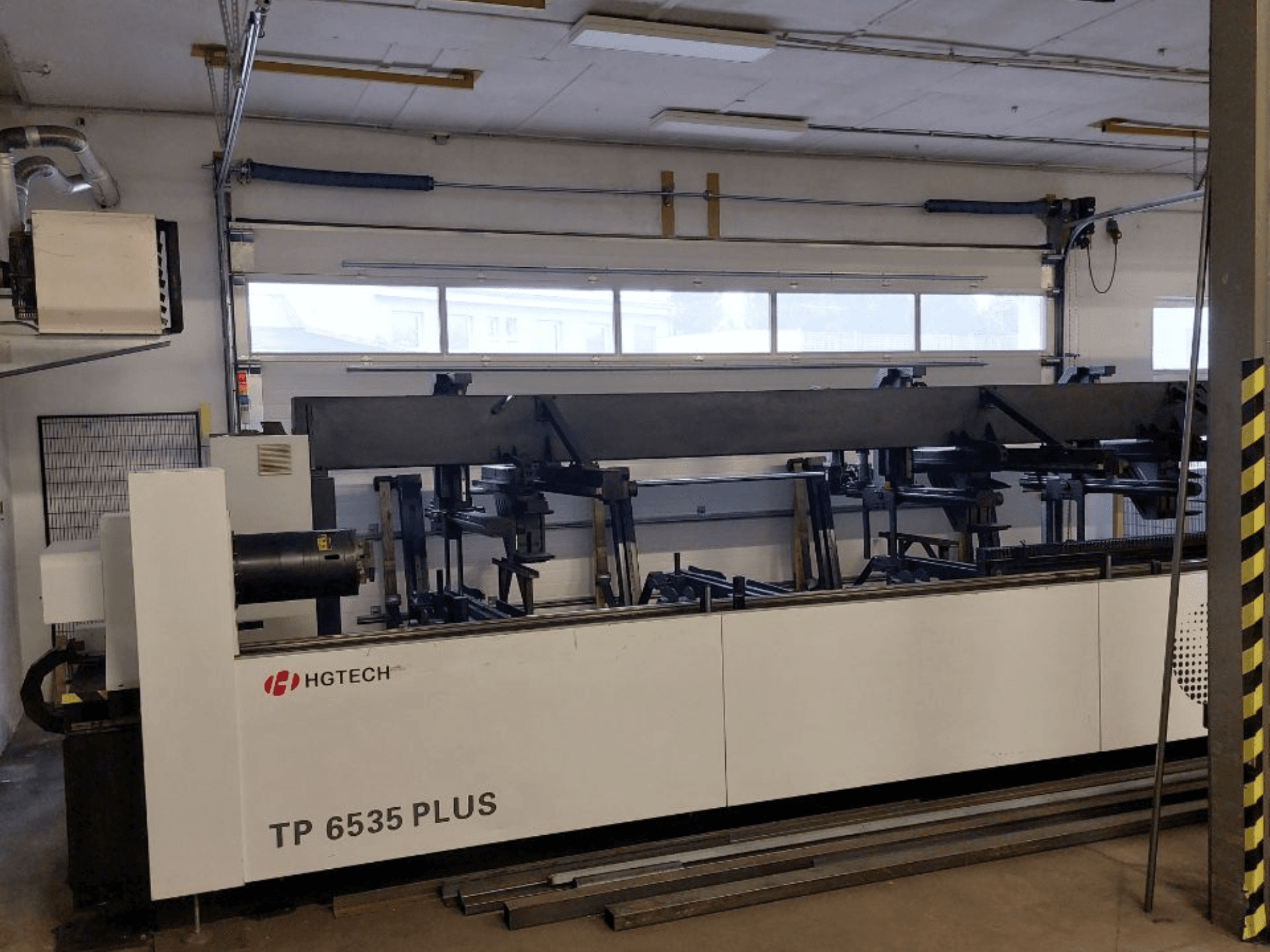 HGTECH TP 6535 PLUS, hassas imalat için çok kollu büyük bir endüstriyel makinenin önden görünümü, bir atölyeye yerleştirilmiş.