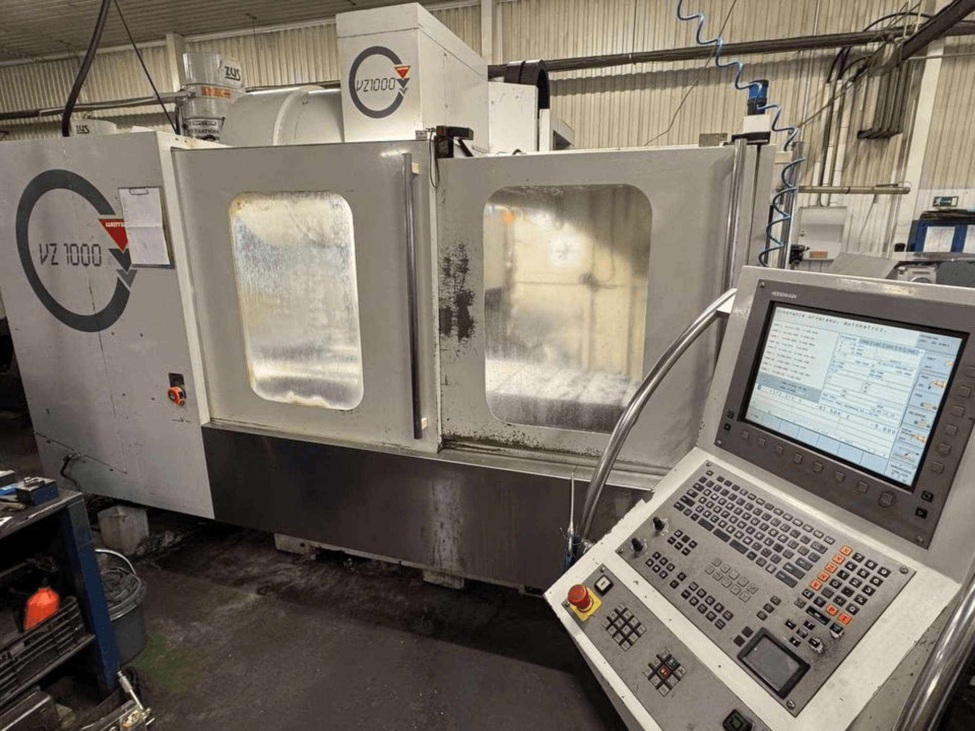 WEMAS VZ 1000 dikey işleme merkezinin önden görünümü, kontrol paneli ve şeffaf erişim kapıları.