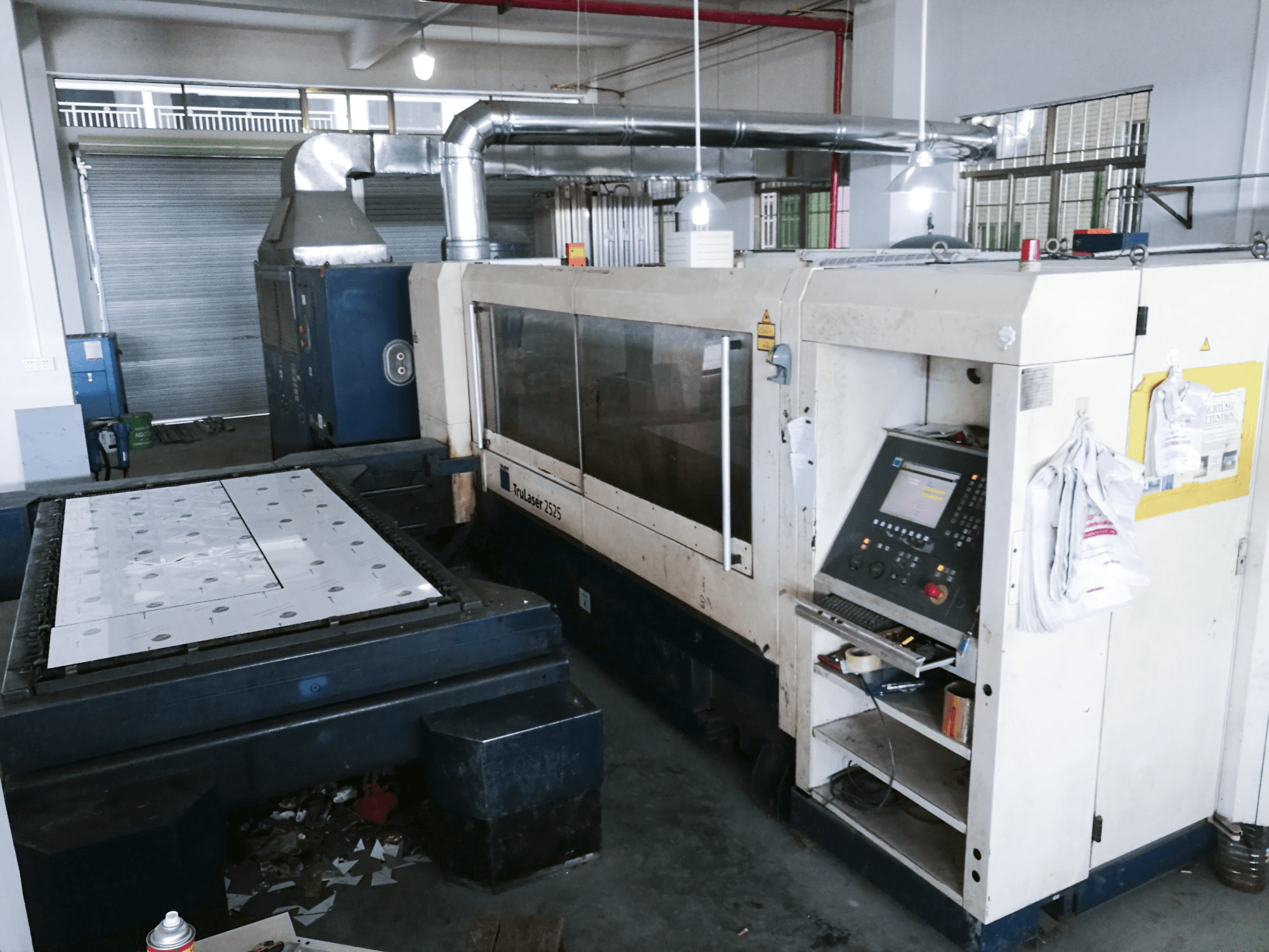 Makine Trumpf - Sağdan görünüm TruLaser 2525