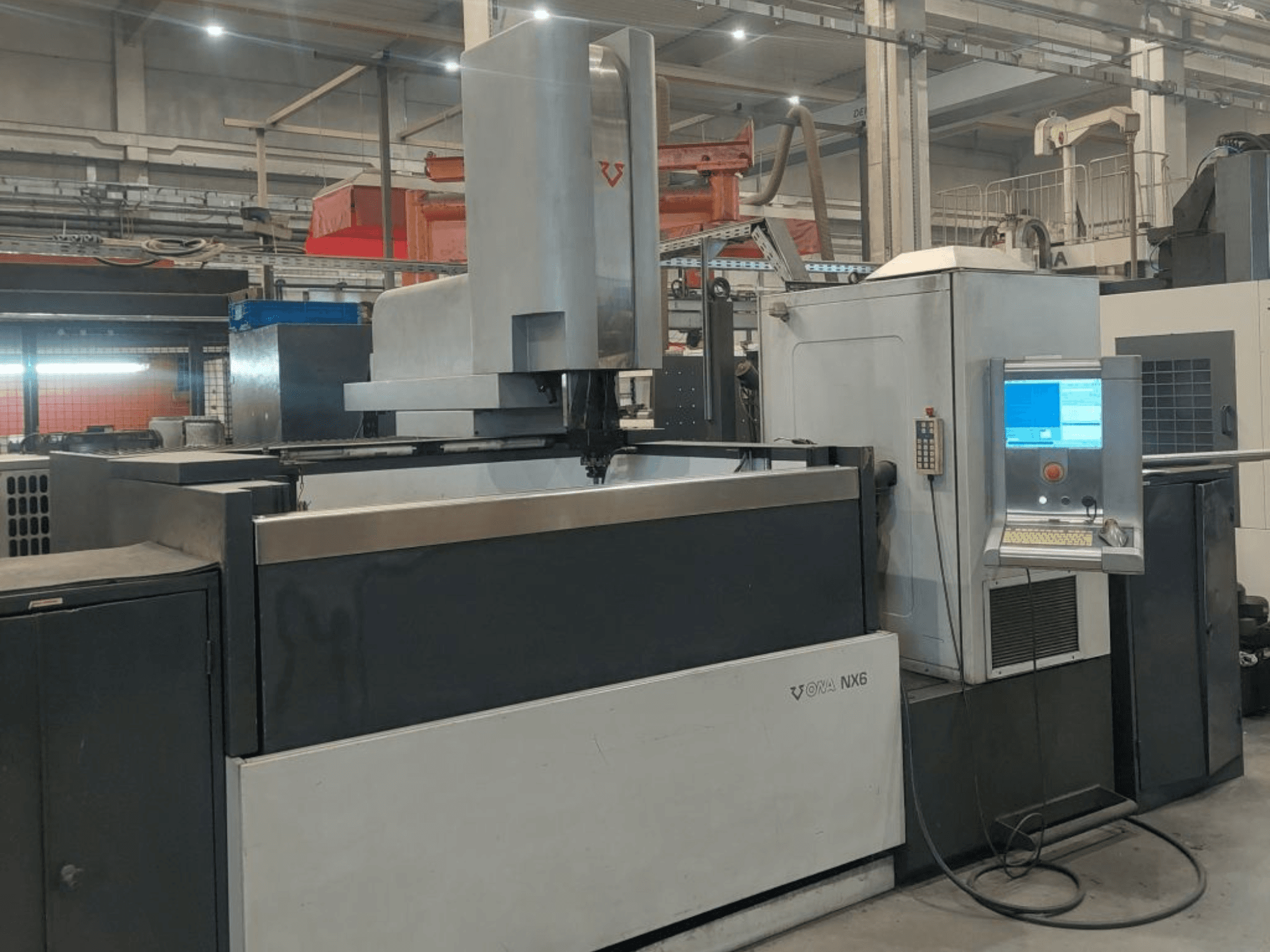 ONA NX6 Kalıp Delme EDM Makinesi’nin önden görünümü; kontrol paneli ve hassas işleme için geniş bir çalışma alanına sahiptir.