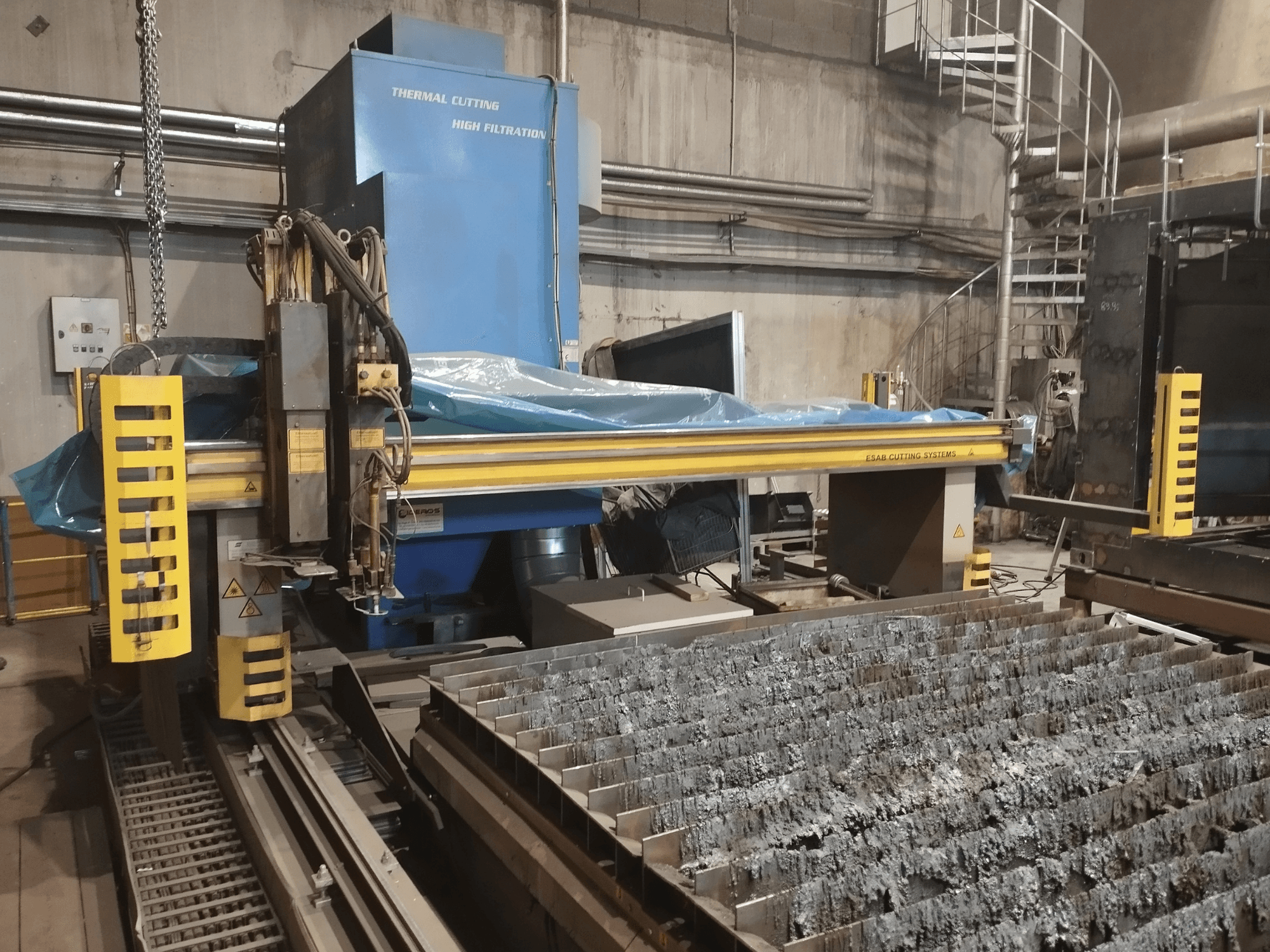 ESAB Combirex DX3500 Oksi plazma kesme makinesi, önden görünüm, sarı güvenlik özellikleri ve metal kesme tablası.