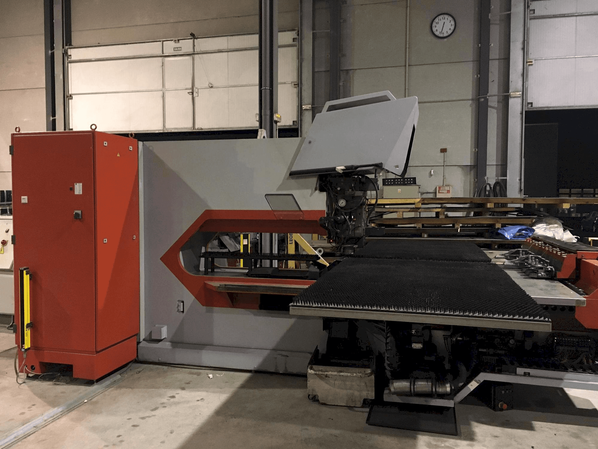Makine Trumpf Trumatic 2000 R - Önden görünüm