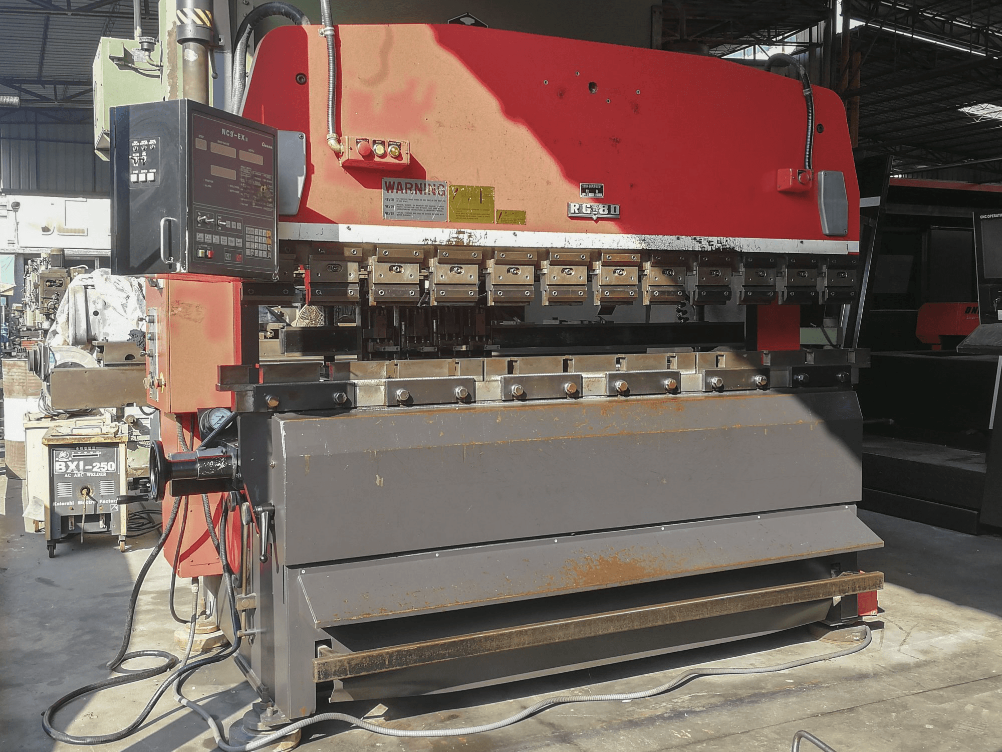 Makine AMADA - Önden görünüm RG-80