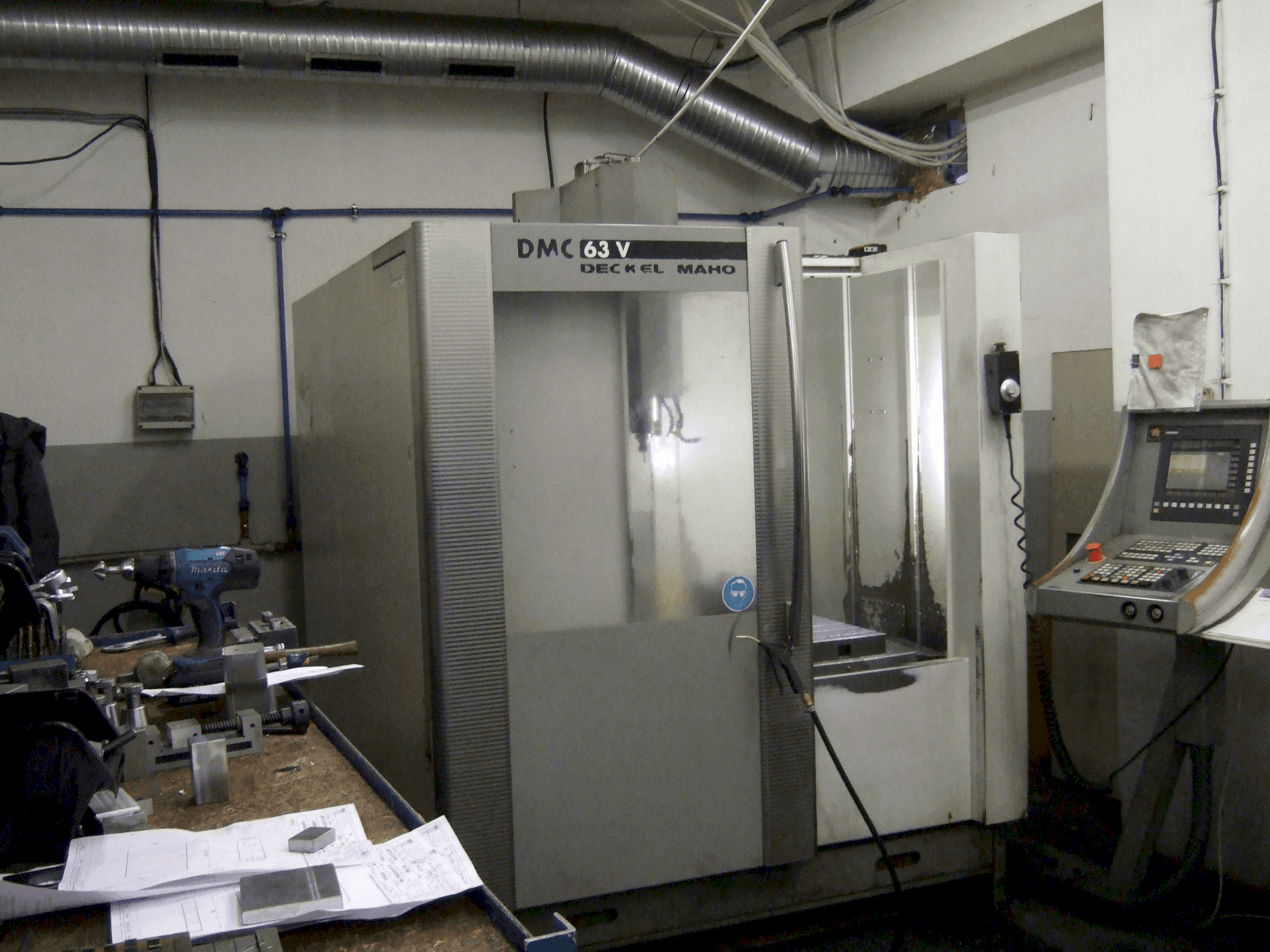 Makine DECKEL MAHO DMC 63V - Önden görünüm