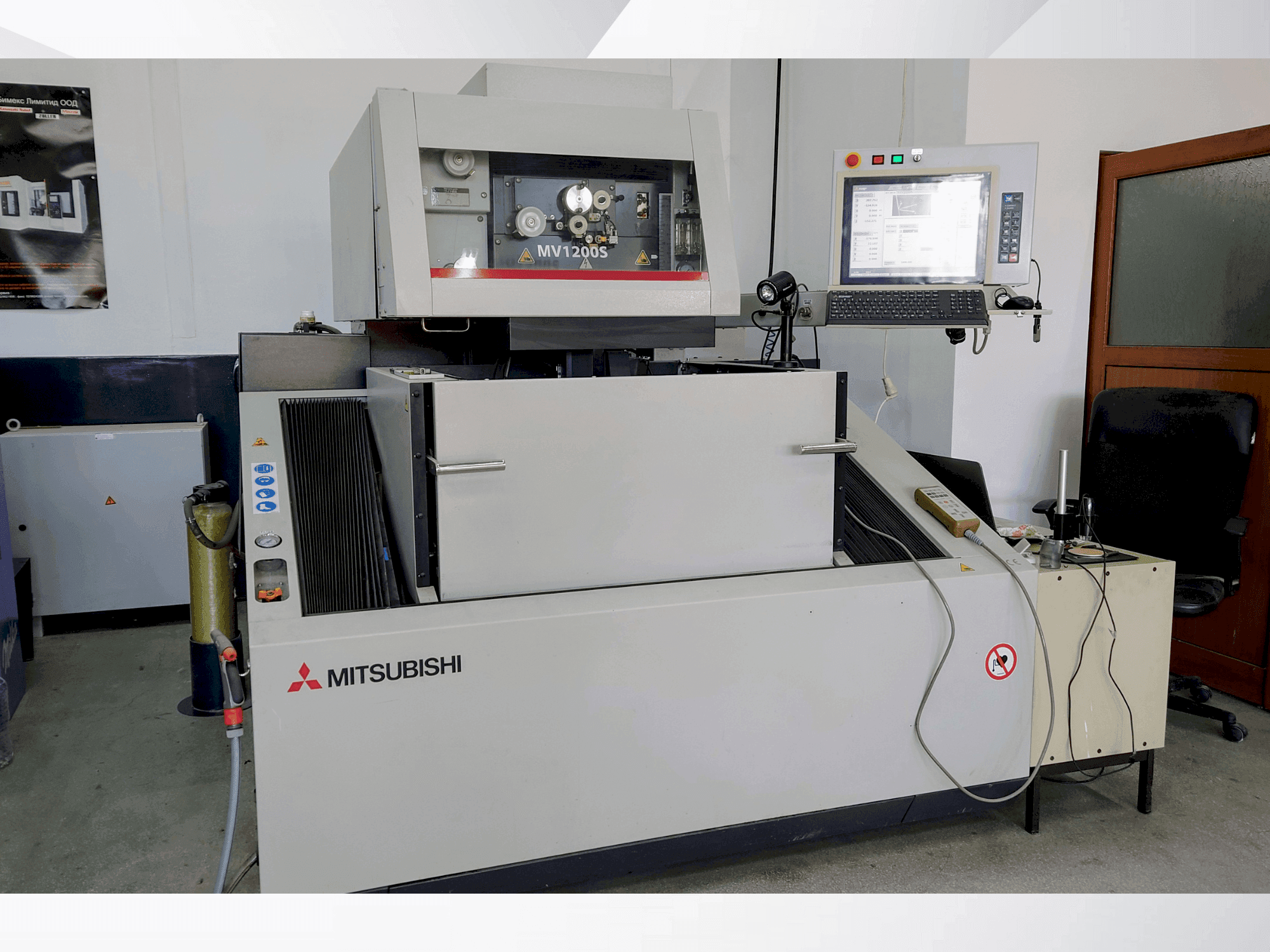 Makine Mitsubishi MV1200S - Önden görünüm