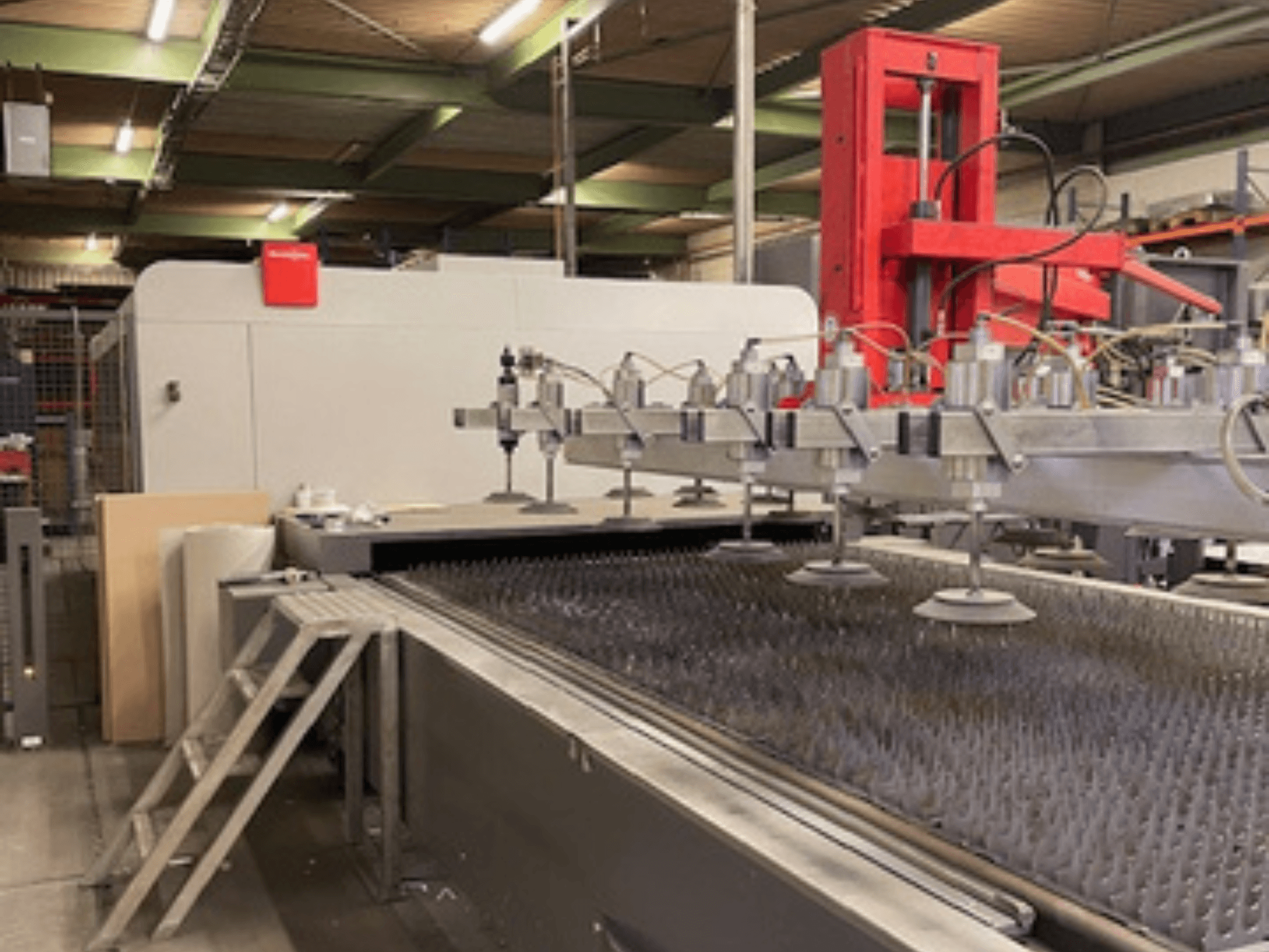 Bystronic BySprint Fiber 4020 Fiber 4Kw fiber lazer kesim makinesinin nozullar ve kesim yatağı ile önden görünümü.