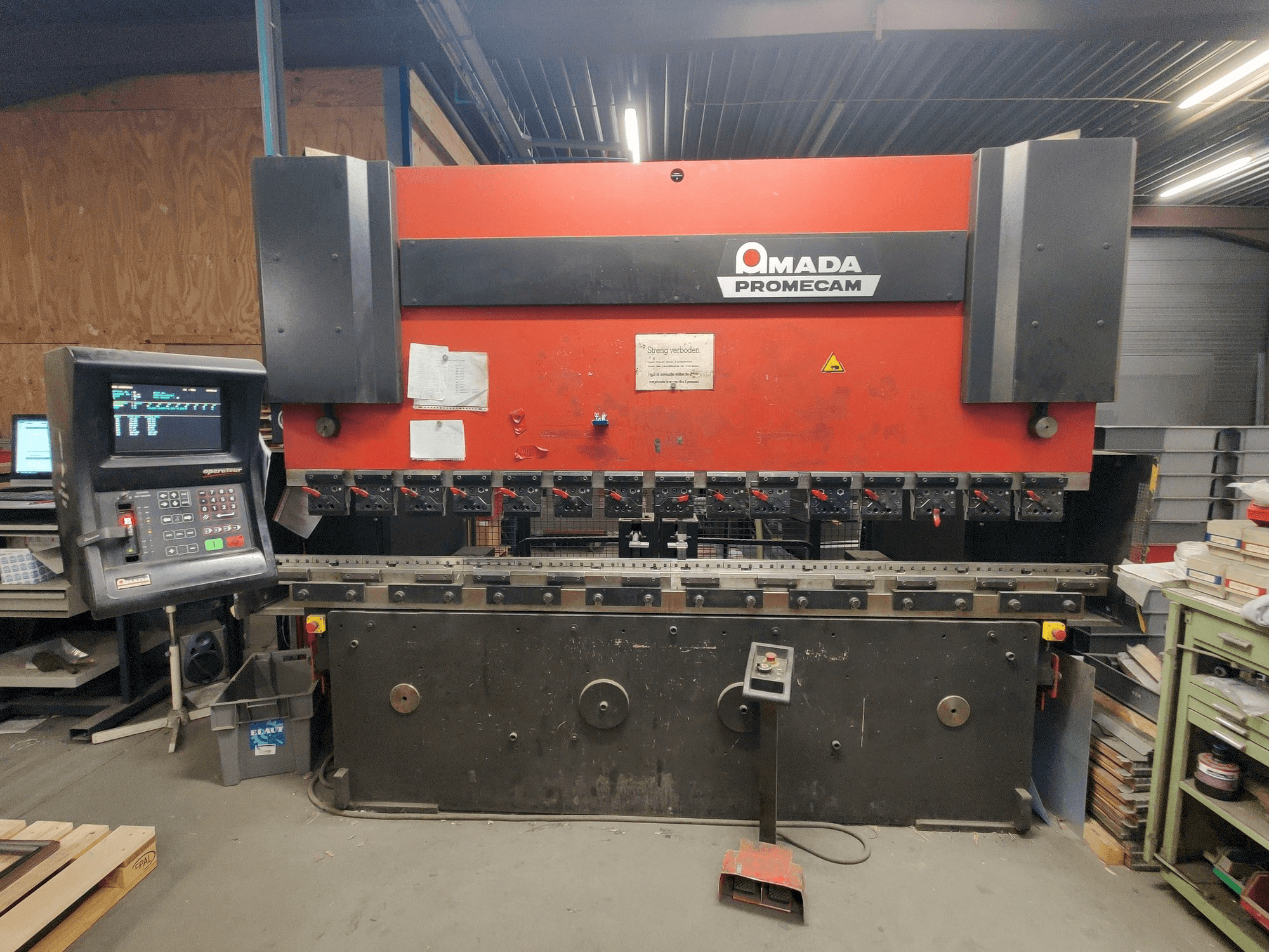 Makine AMADA HFBO 125 30 - Önden görünüm