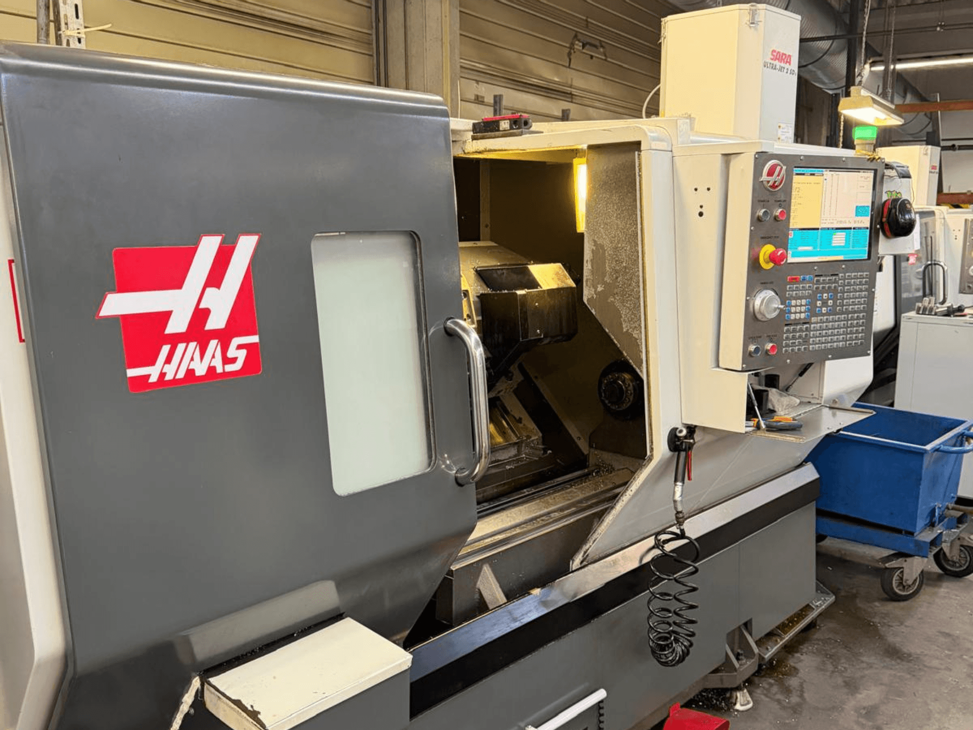 HAAS DS-30SSY yatay torna makinesi, önden görünüm, kontrol paneli ve iç bileşenler görünür, atölye ortamında.