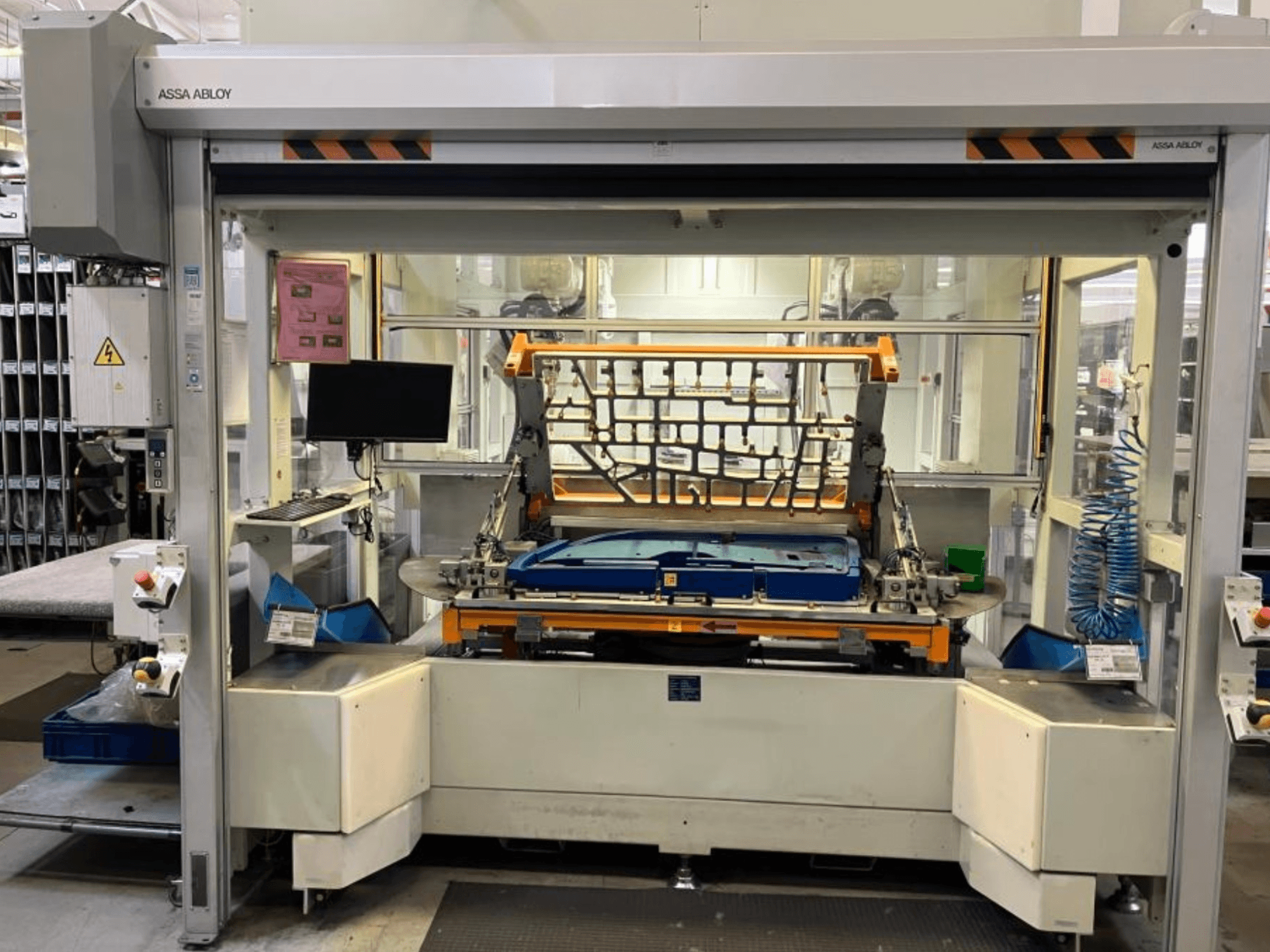 Bir fabrikada bulunan CHANGO AUDI TSV D5 TÜR robot kolu makinesi; kontrol paneli ve çalışma alanını gösteren önden görünüm.