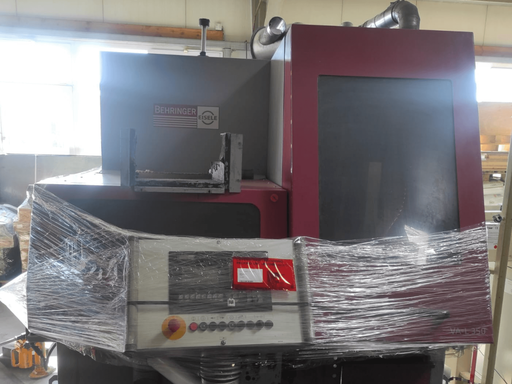 Behringer Eisele VA L 560 makine, önden görünüm, plastikle sarılmış, kontrol paneli ve düğmeler görünür.