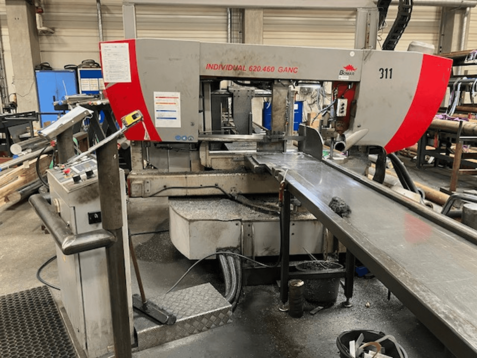 BOMAR INDIVIDUAL 620-460 GANC şerit testere, önden görünüm, kontrolleri, kesme alanını ve endüstriyel atölye arka planını gösterir.