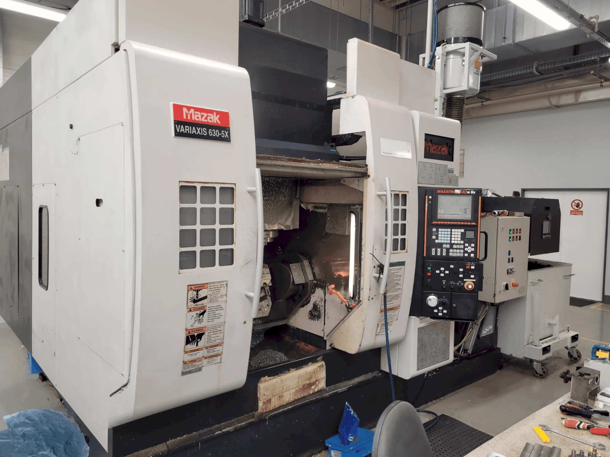 Makine Mazak Variaxis 630-5X - Önden görünüm