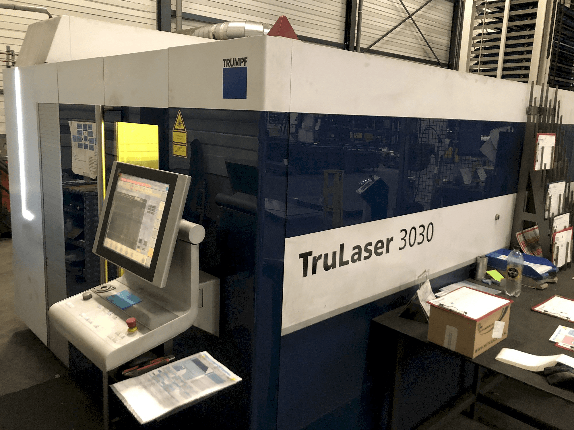 Makine Trumpf TruLaser 3030 fiber - Önden görünüm