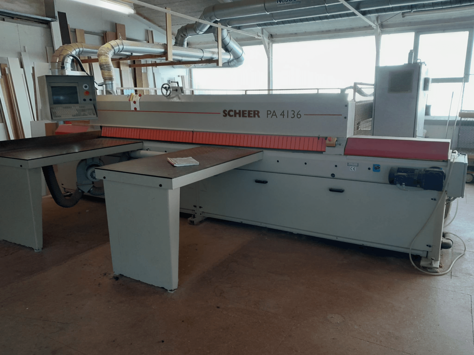 Scheer PA 4136 panel testere, önden görünüm, büyük kesme tablası, kontrol paneli ve atölyede endüstriyel tasarım.