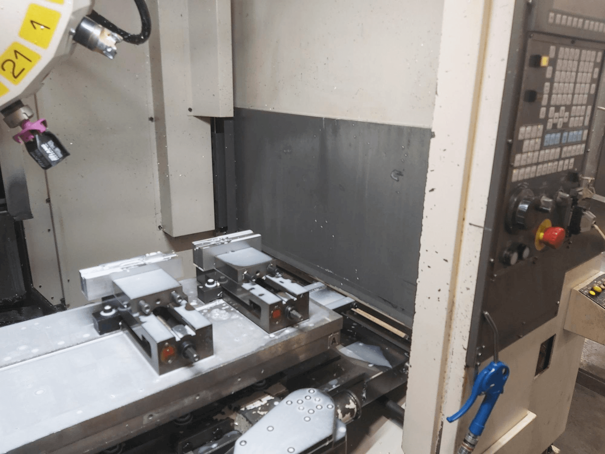 Makine FANUC Robodrill Alpha T21iE - Önden görünüm