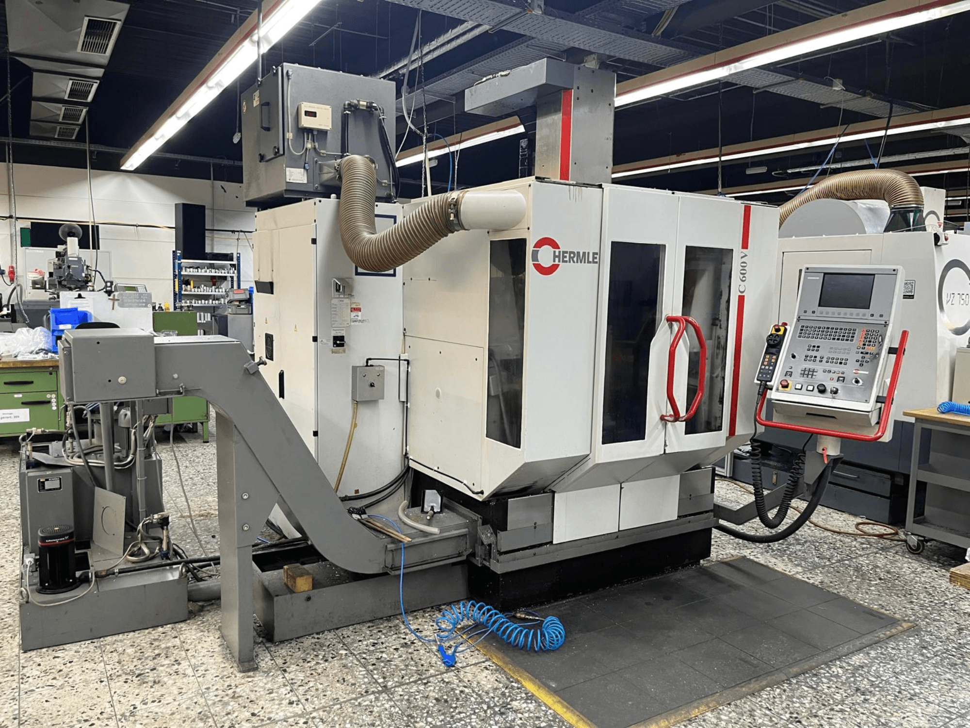 HERMLE C 600 V dikey işleme merkezi atölyede, kontrol paneli ve havalandırma özelliklerini gösteren önden görünüm.