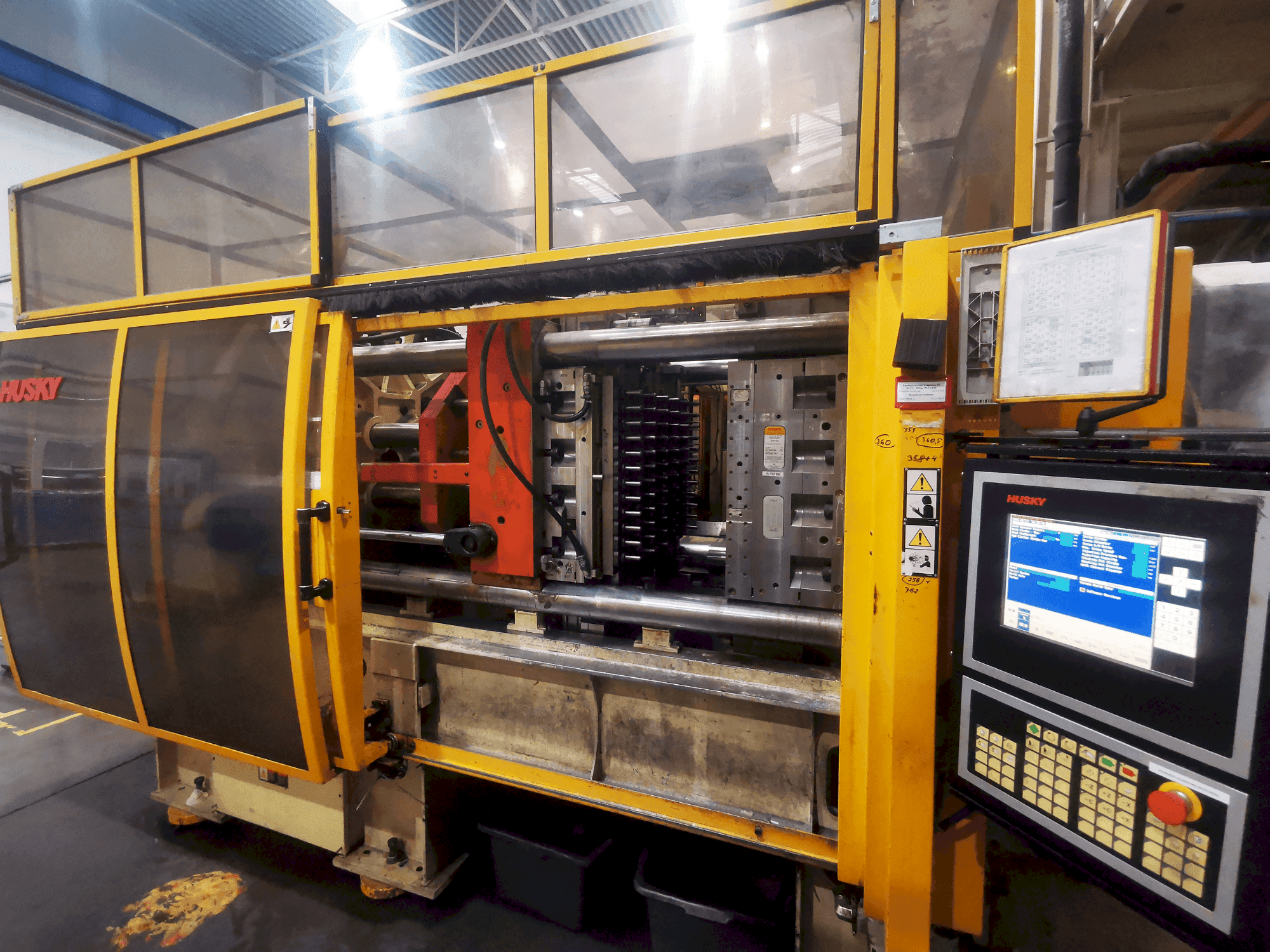 Makine Husky GL 300PET P100/110 E12O - Önden görünüm