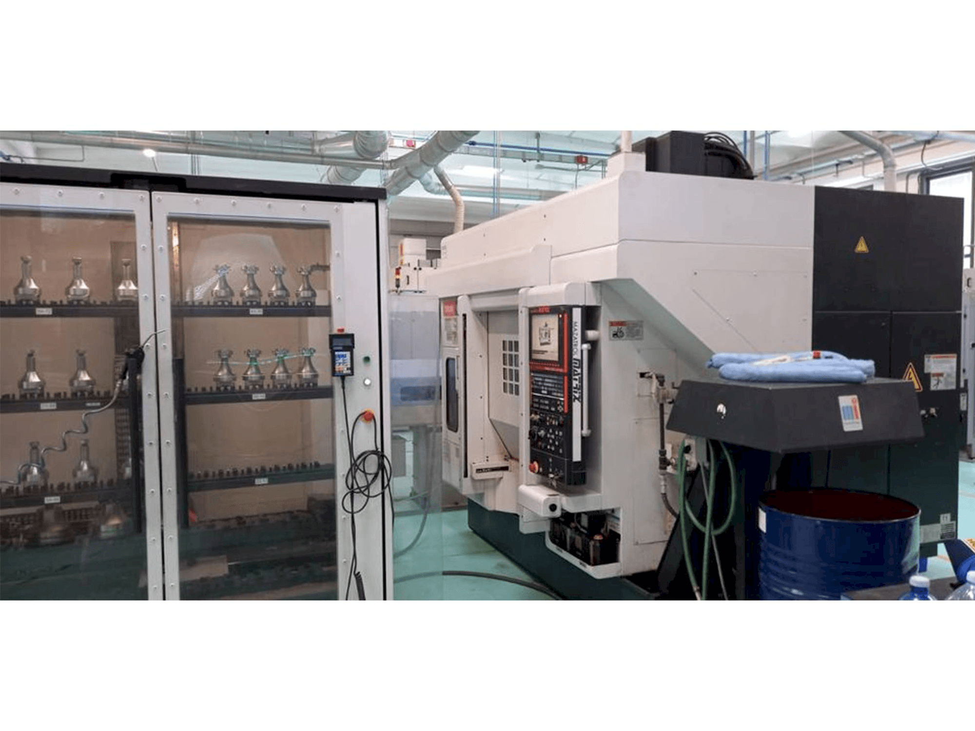 Makine Mazak Variaxis 500-5X II - Önden görünüm