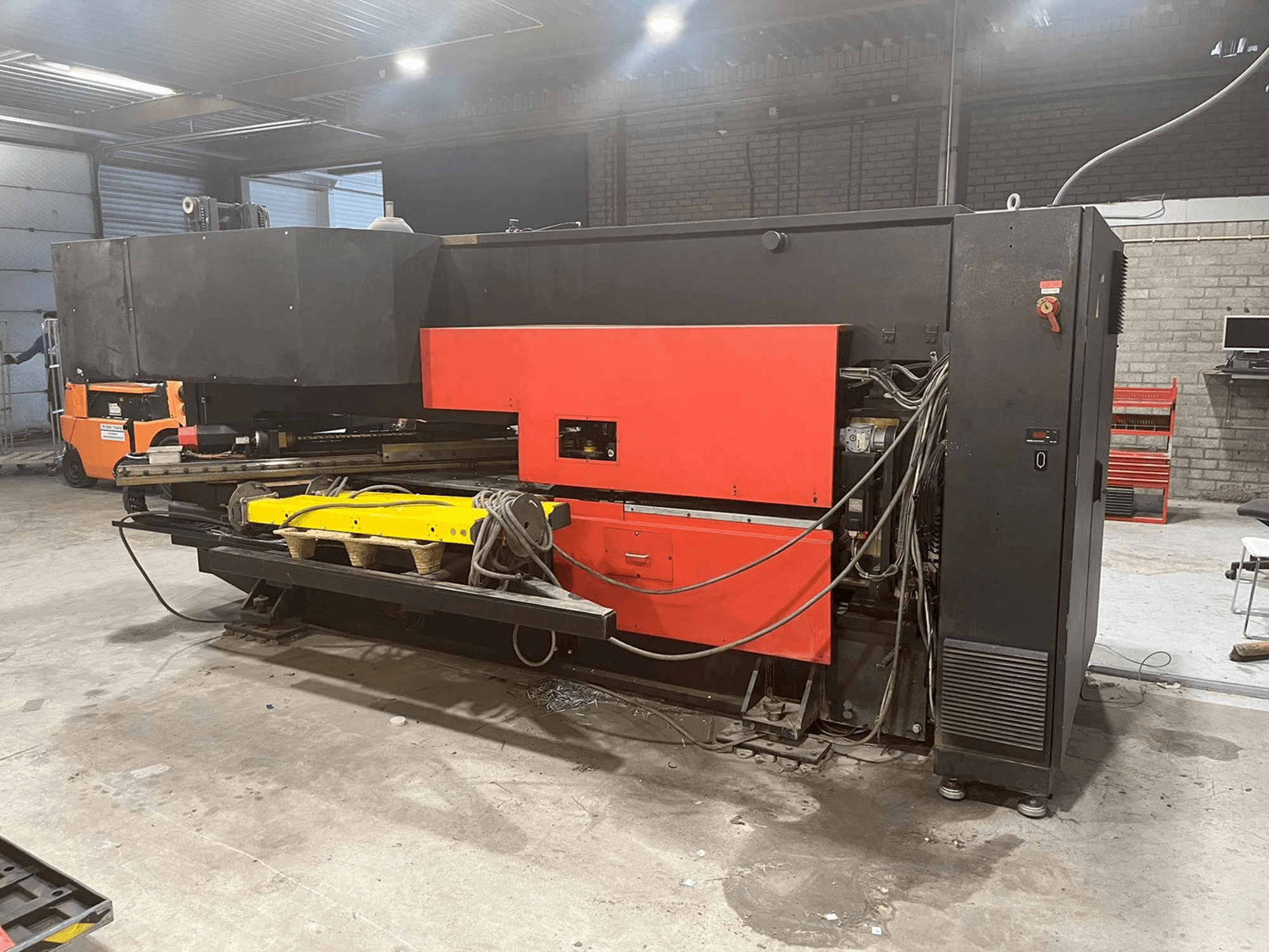 Makine AMADA Arcade 212 - Önden görünüm