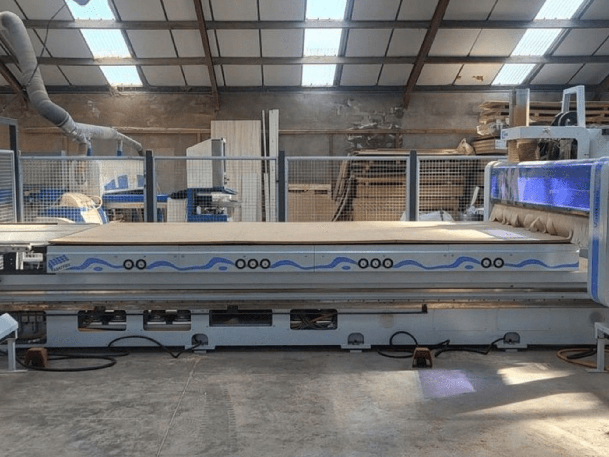 HOMAG WEEKE BHP200/VANTAGE714 CNC router önden gösterilmiştir ve atölye ortamında geniş bir çalışma masasına sahiptir.