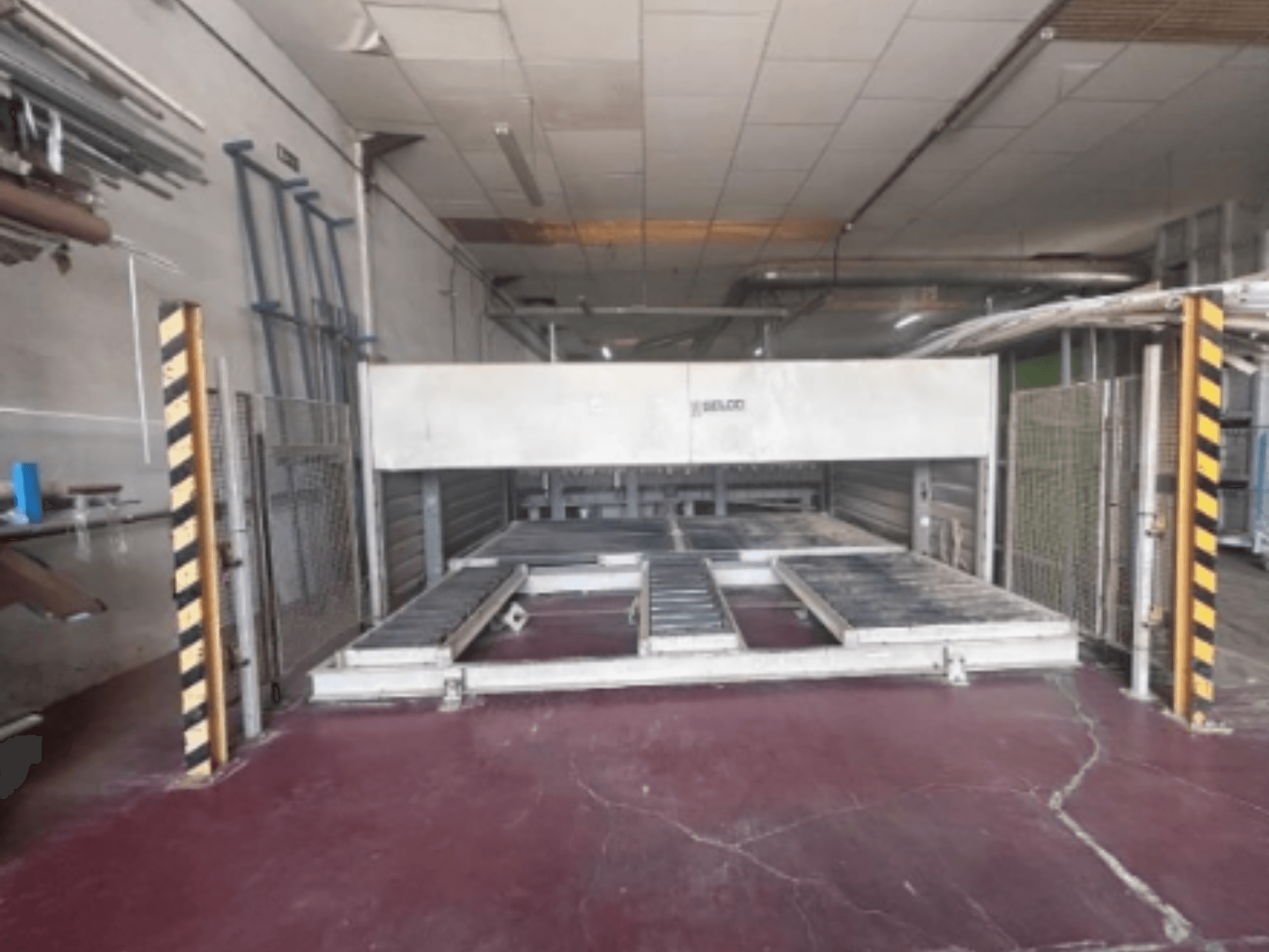 BIESSE Selco WNTR 600 panel testeresinin önden görünümü; endüstriyel bir ortamda kesim masası ve güvenlik bariyerleri ile birlikte gösterilmiştir.