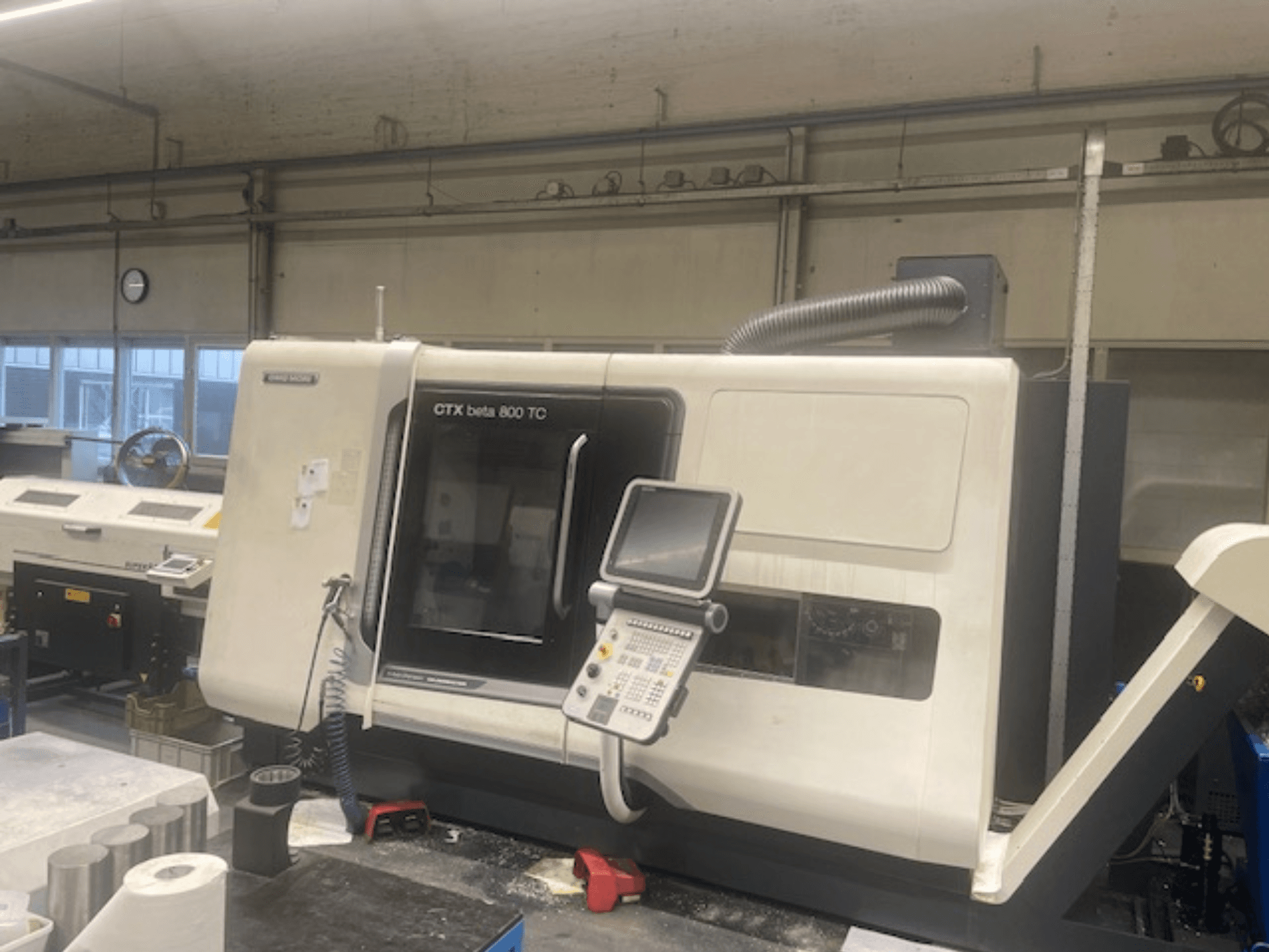 CTX beta 800 TC makinesi bir atölyede; kontrol paneli ve toz emme sistemini gösteren önden görünüm.