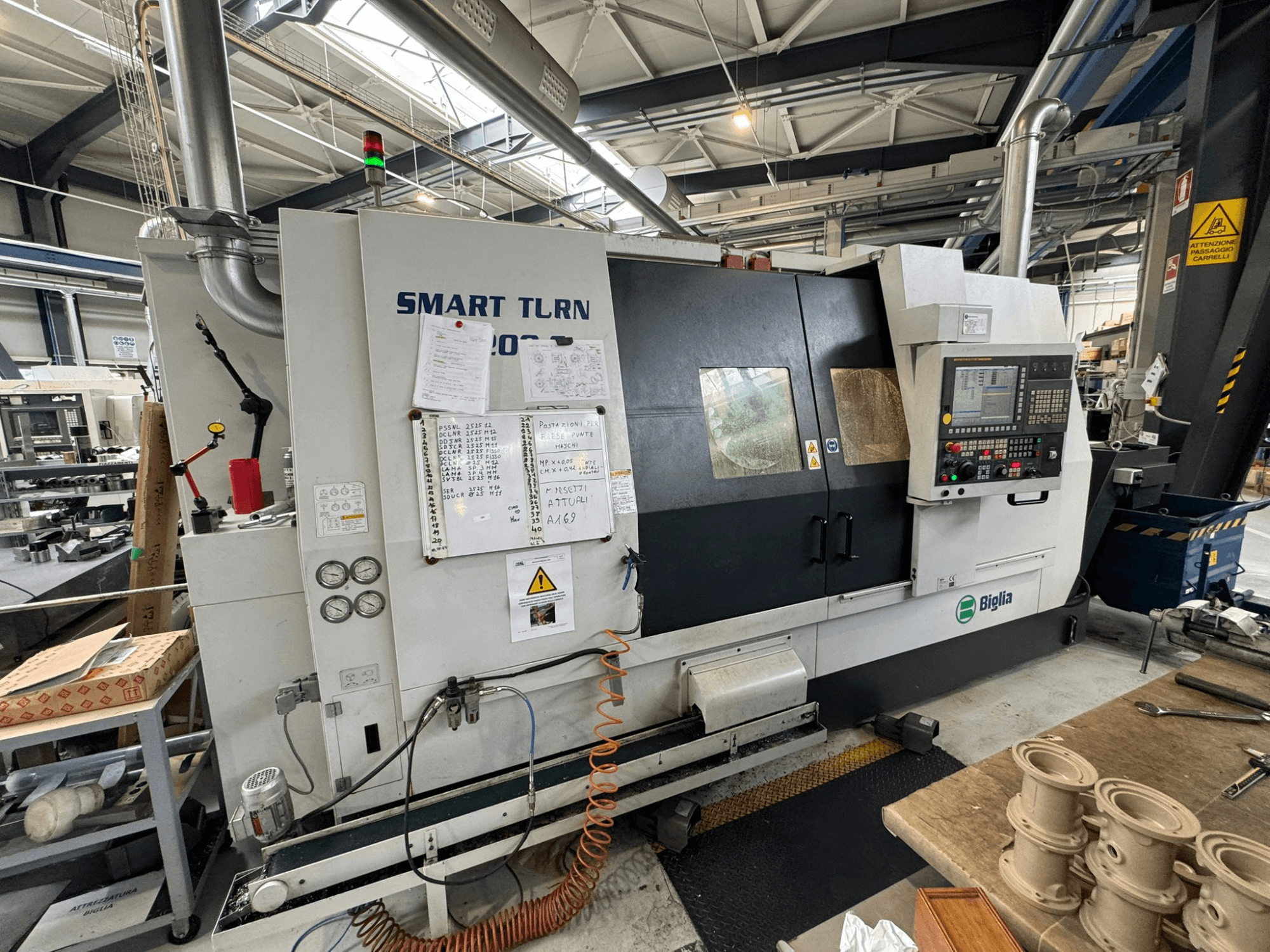 Biglia Smart Turn B1200S torna freze merkezi, kontrol paneli, göstergeler ve güvenlik göstergeleri ile bir atölyede.