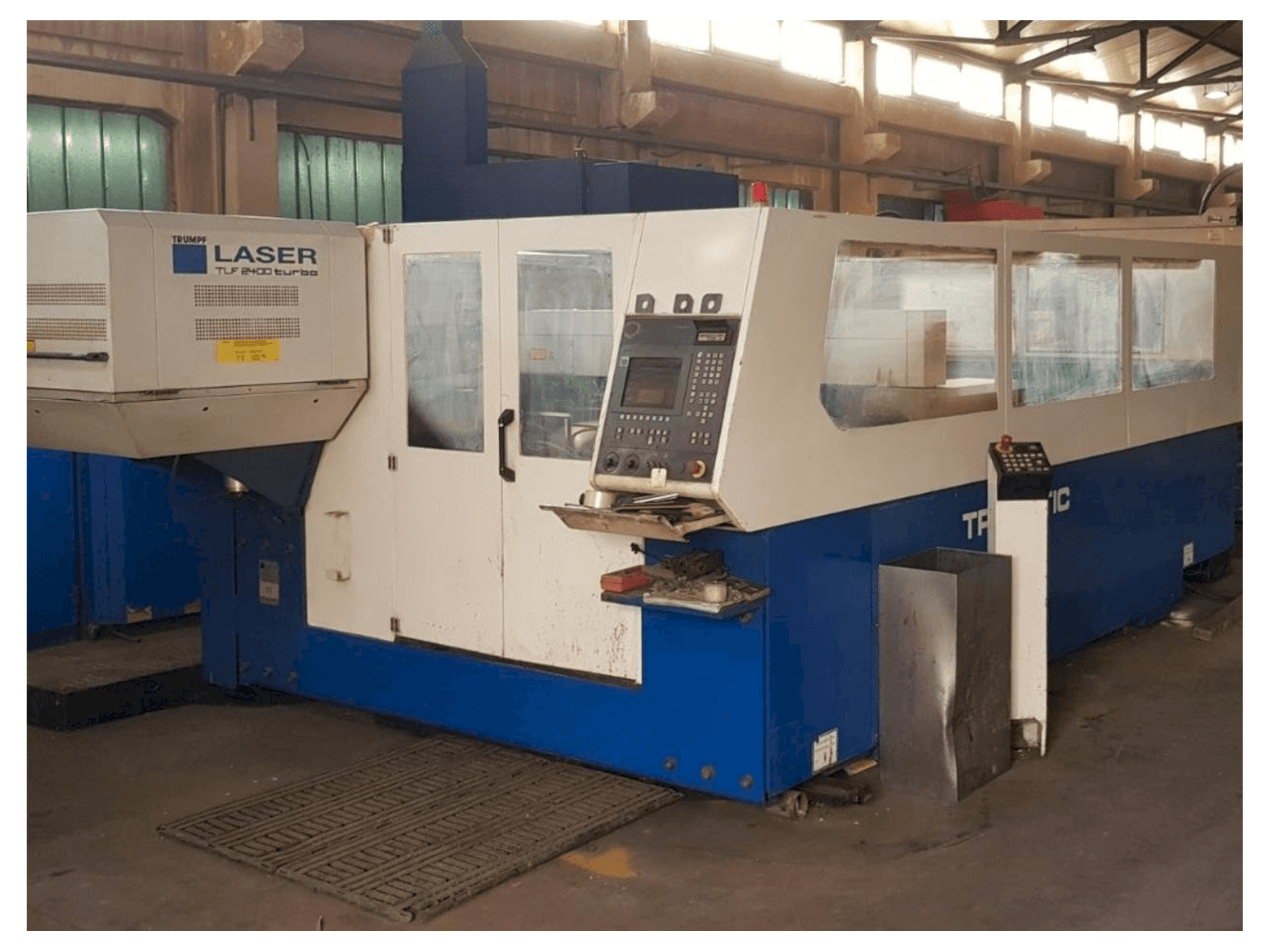 Makine Trumpf Trumatic L3030 - Önden görünüm