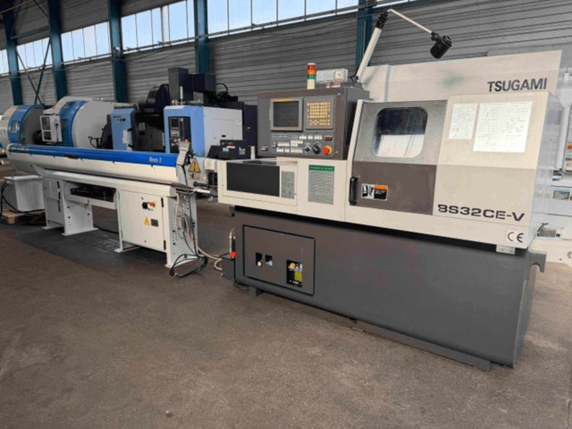 TSUGAMI BS32CE-V İsviçre tipi torna makinesinin önden görünümü, kontrol paneli ve bağlı iş mili.