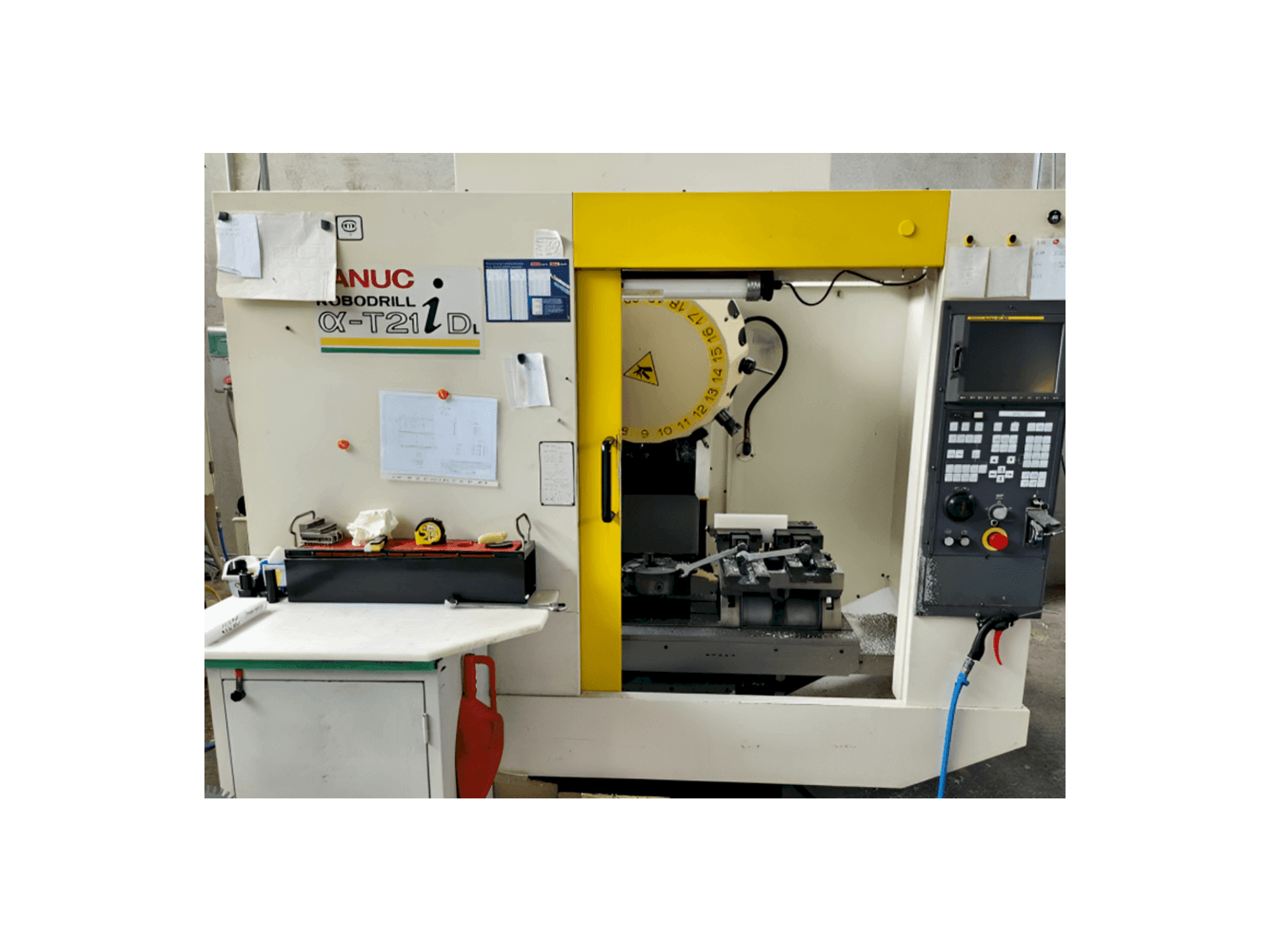 Makine FANUC Robodrill Alpha T21iD - Önden görünüm
