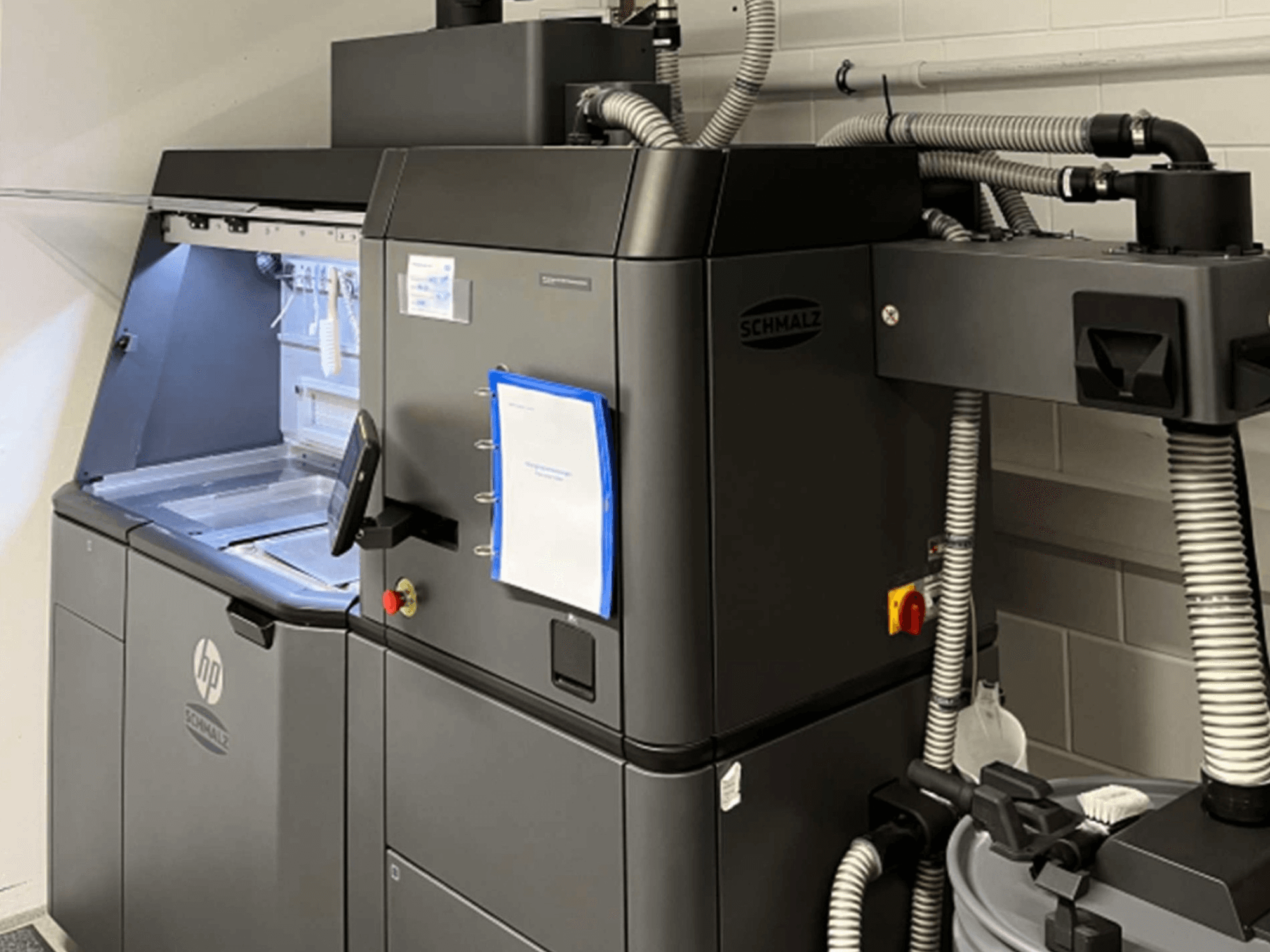 HP Jet Fusion 3D 4200 plastik 3D yazıcı, yandan görünüm; kontrol paneli ve iç bileşenleri gösterilmektedir.