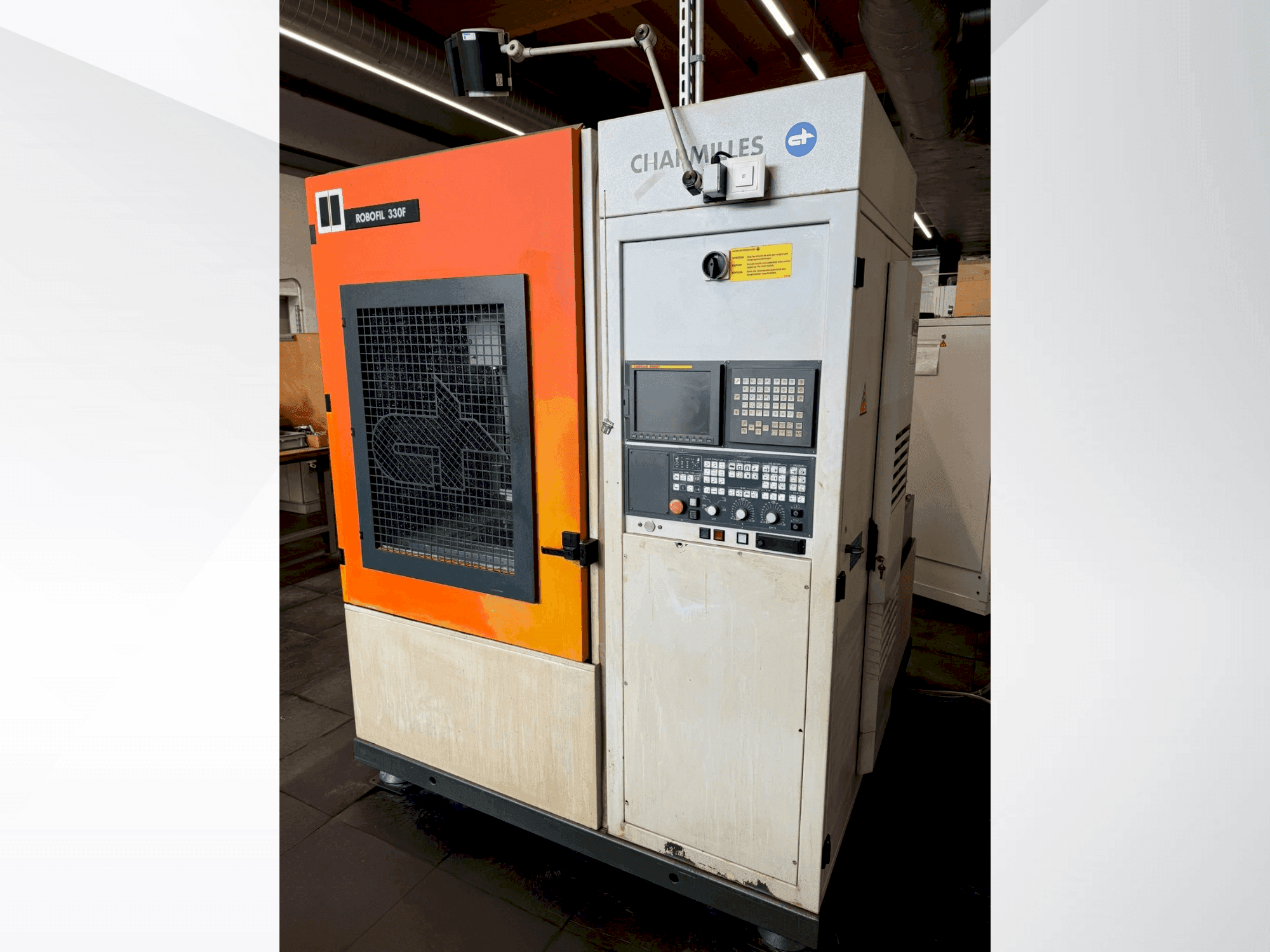 Makine CHARMILLES Robofil 330F - Önden görünüm