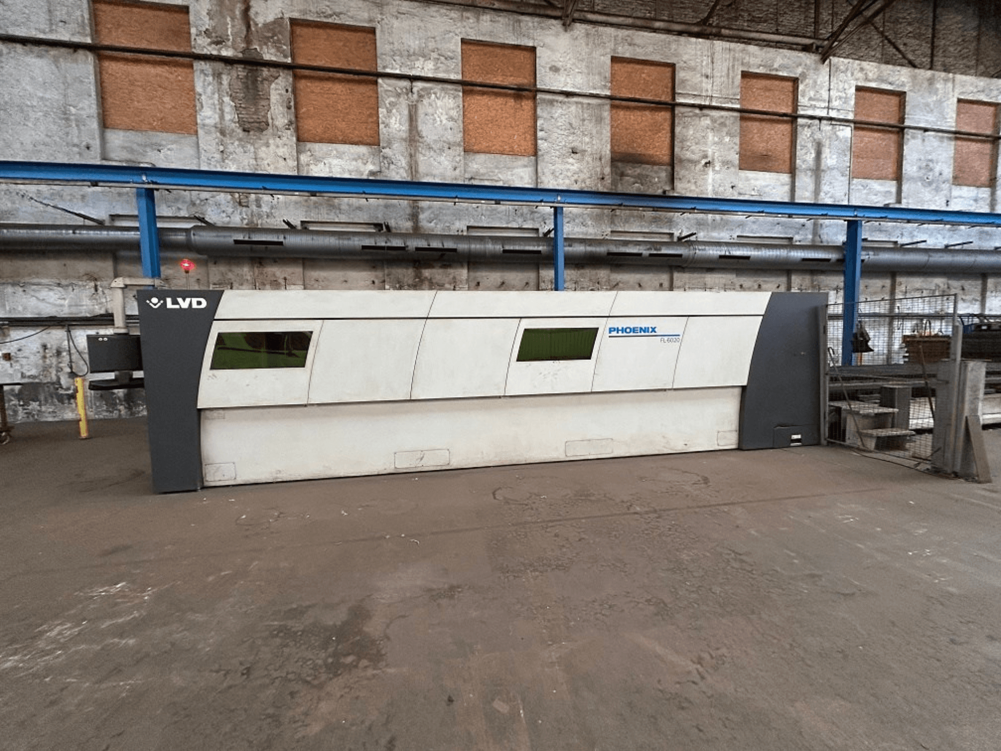 Endüstriyel bir ortamda LVD Phoenix fiber lazer kesim makinesi, şık tasarımını ve operasyonel özelliklerini sergileyen önden görünüm.
