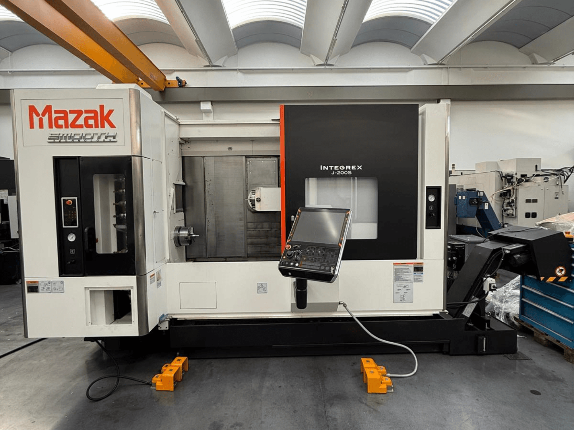 Mazak INTEGREX J-200 S freze-torna merkezinin önden görünümü, kontrol paneli ve işleme alanı, fabrika zeminine yerleştirilmiş.