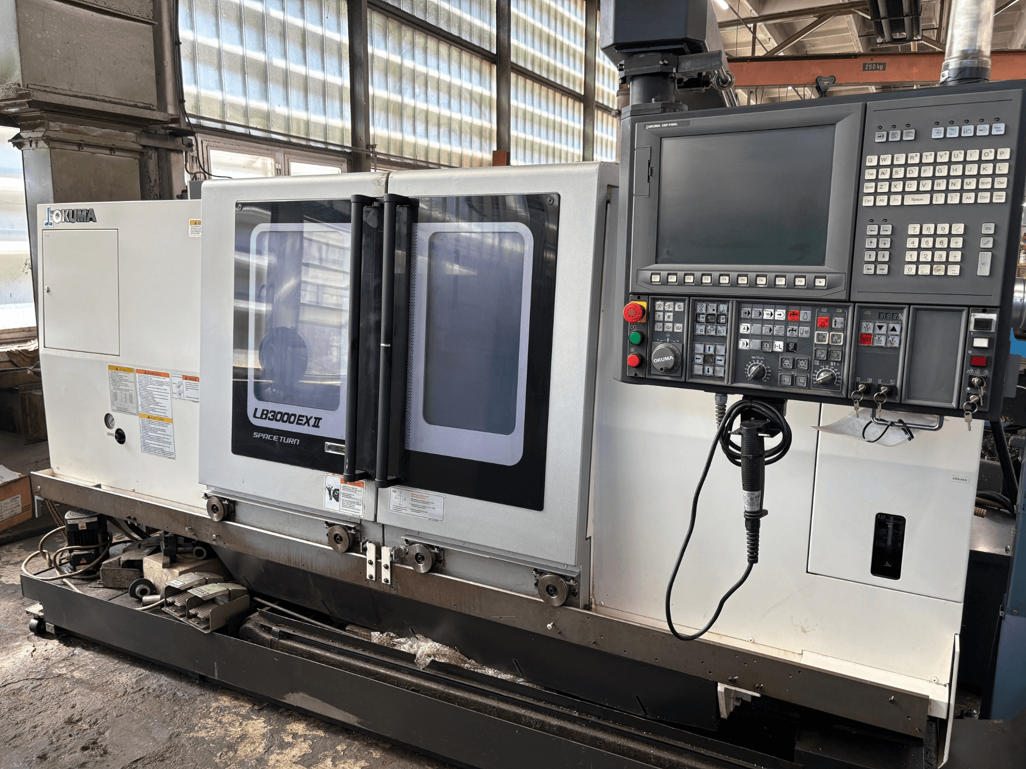 Okuma LB3000EXII yatay torna tezgahı; kontrol paneli ve yükleme kapısını gösteren önden görünüm.