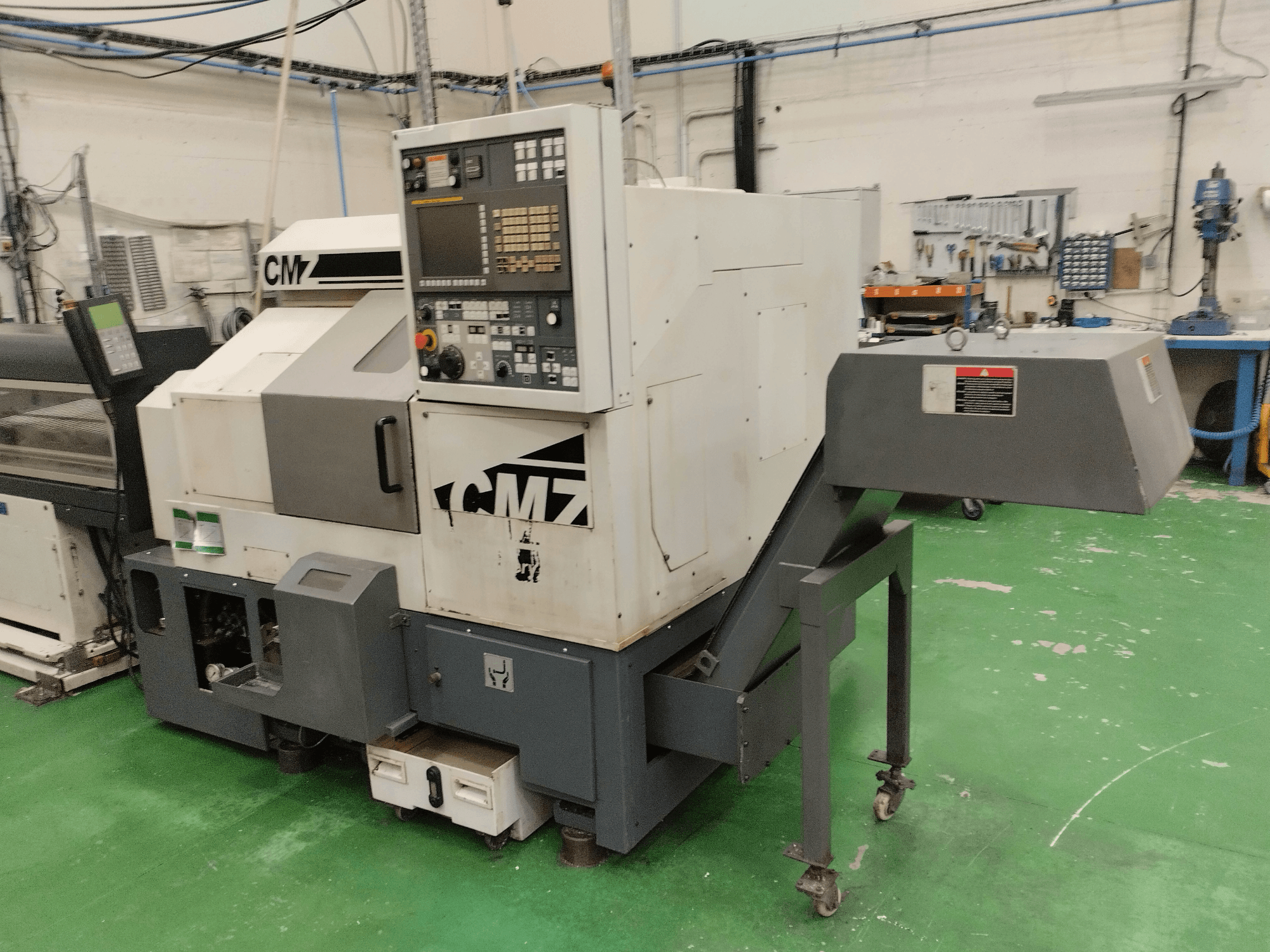 CMZ TB-67M Torna-Freze Merkezi önden görünüm, kontrol paneli ve besleme mekanizması, atölye ortamında ayarlanmıştır.