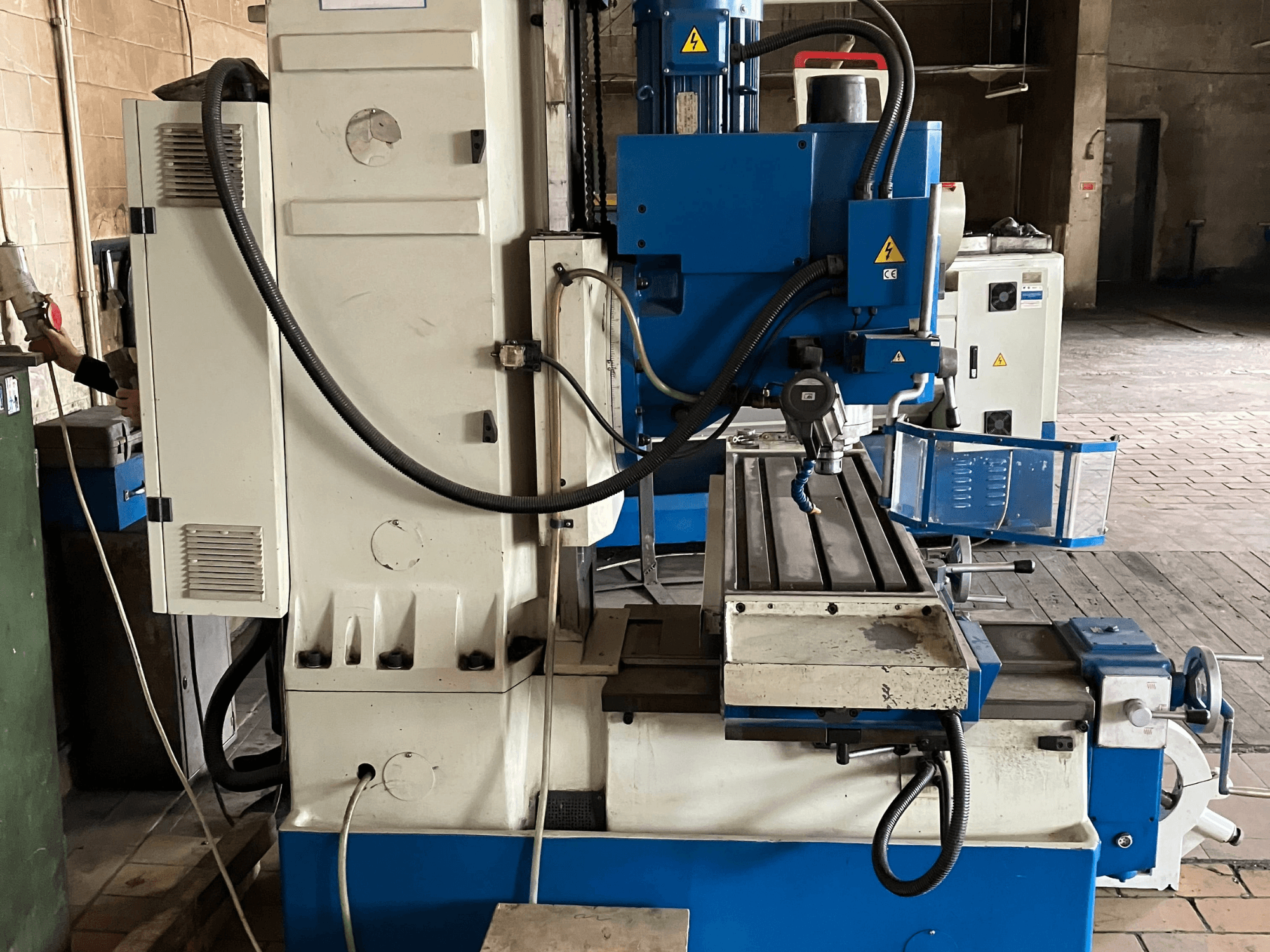 KNUTH KB 1400 Dikey İşleme Merkezi; kontrol paneli, kesme takımı ve lineer raylı çalışma masasını gösteren önden görünüm.