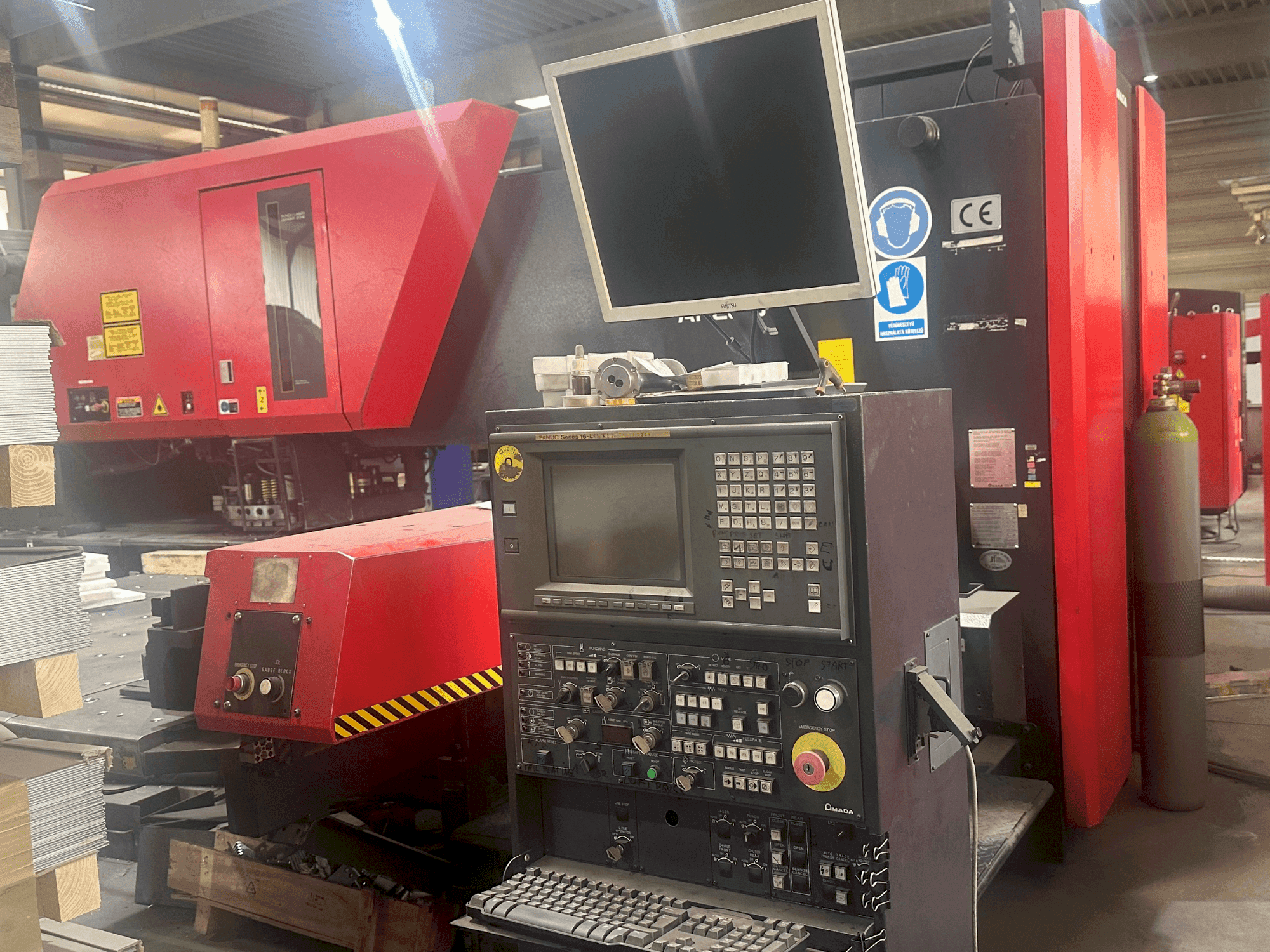 Makine AMADA Apelio III 2610V - Önden görünüm