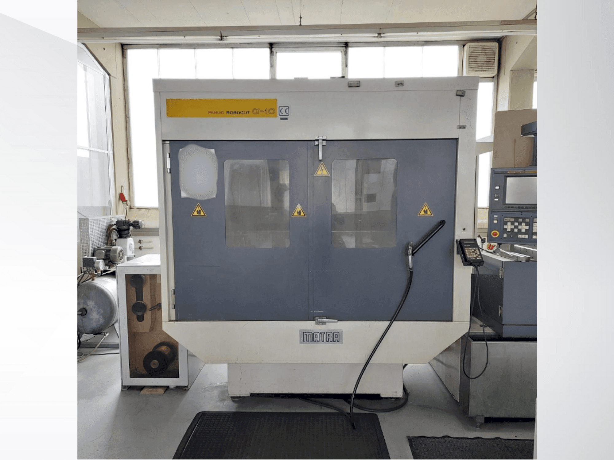 Makine FANUC Robocut Alpha 1C - Önden görünüm
