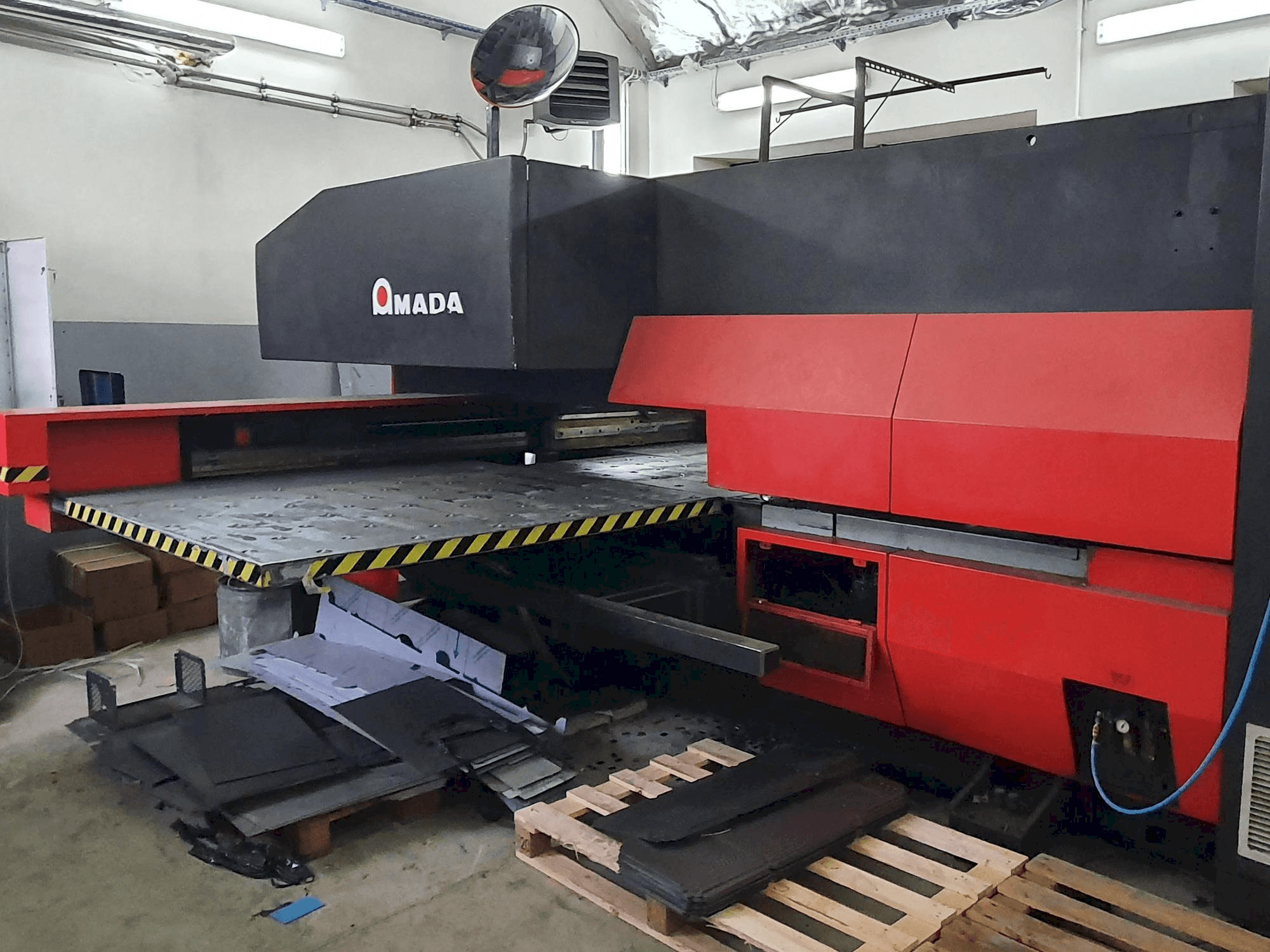 Makine AMADA EUROPA 258 - Önden görünüm