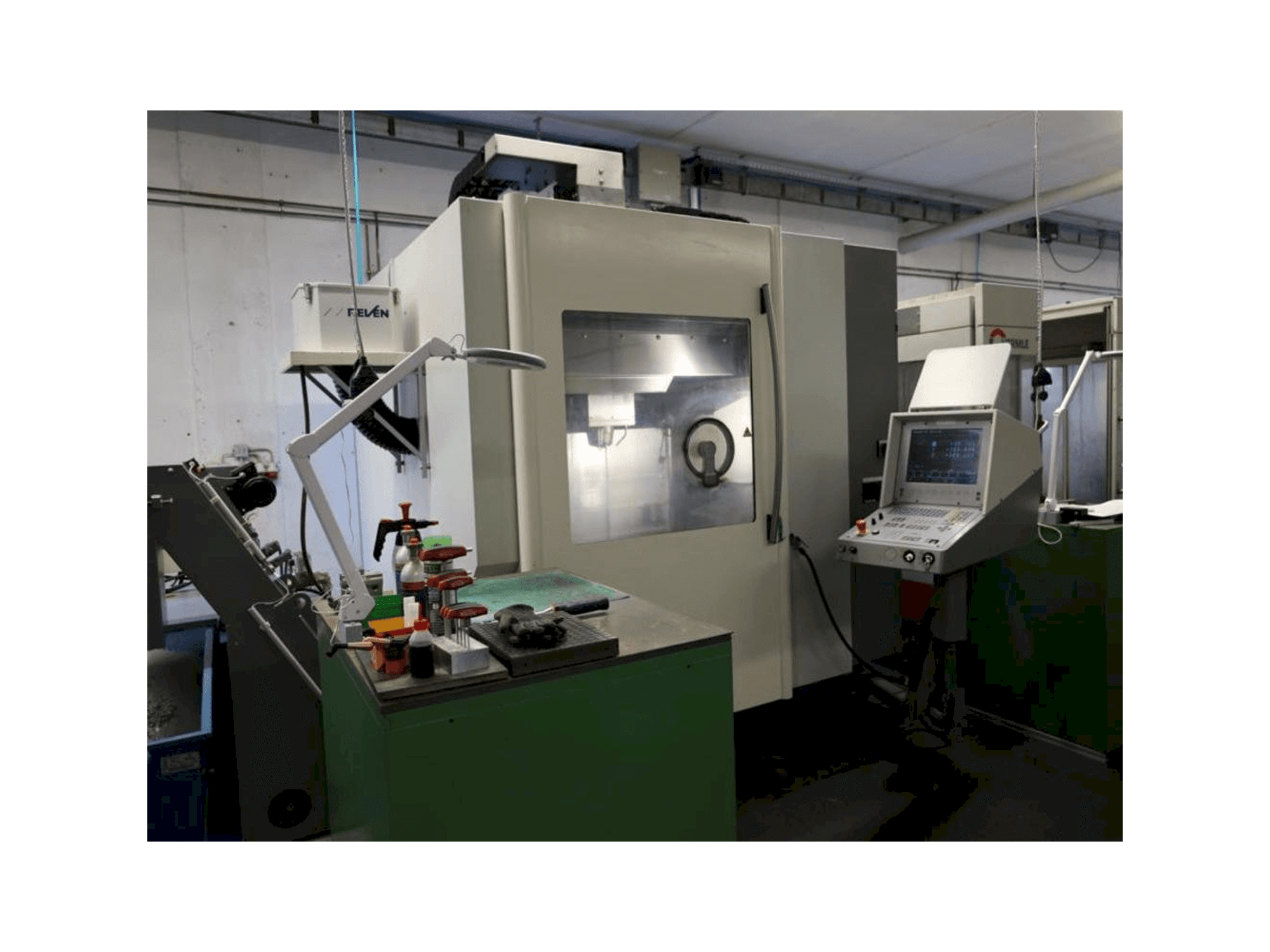 Makine DMG DMC65V - Önden görünüm