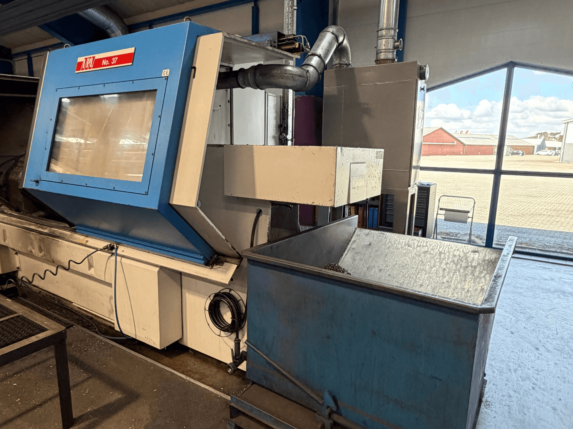 Yatay tornalama makinesi BOEHRINGER VDF 315 CM, mavi panel ve atık toplama kutusunu gösteren önden görünüm.