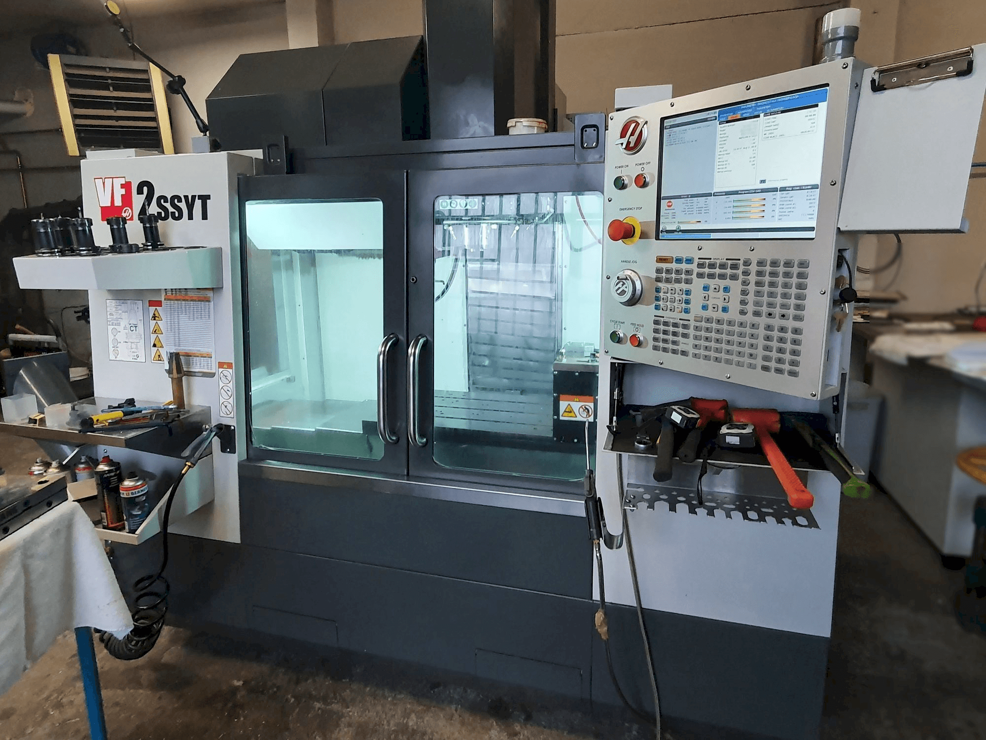 Makine HAAS VF-2SSYT - Önden görünüm