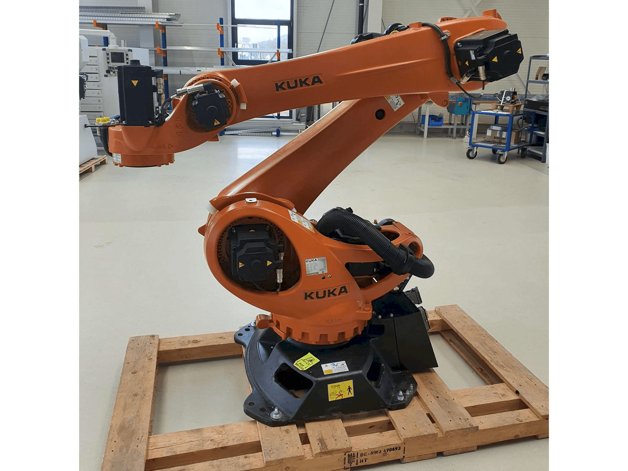 Makine KUKA KR180 R3200PA - Önden görünüm